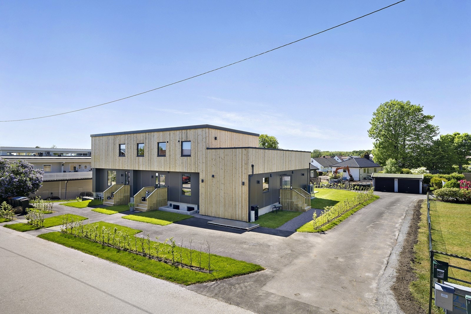 Fasade - en parkeringsplass "rett utenfor døren" i tillegg til parkeringsplass i felles carport (utebod) Galleribilde
