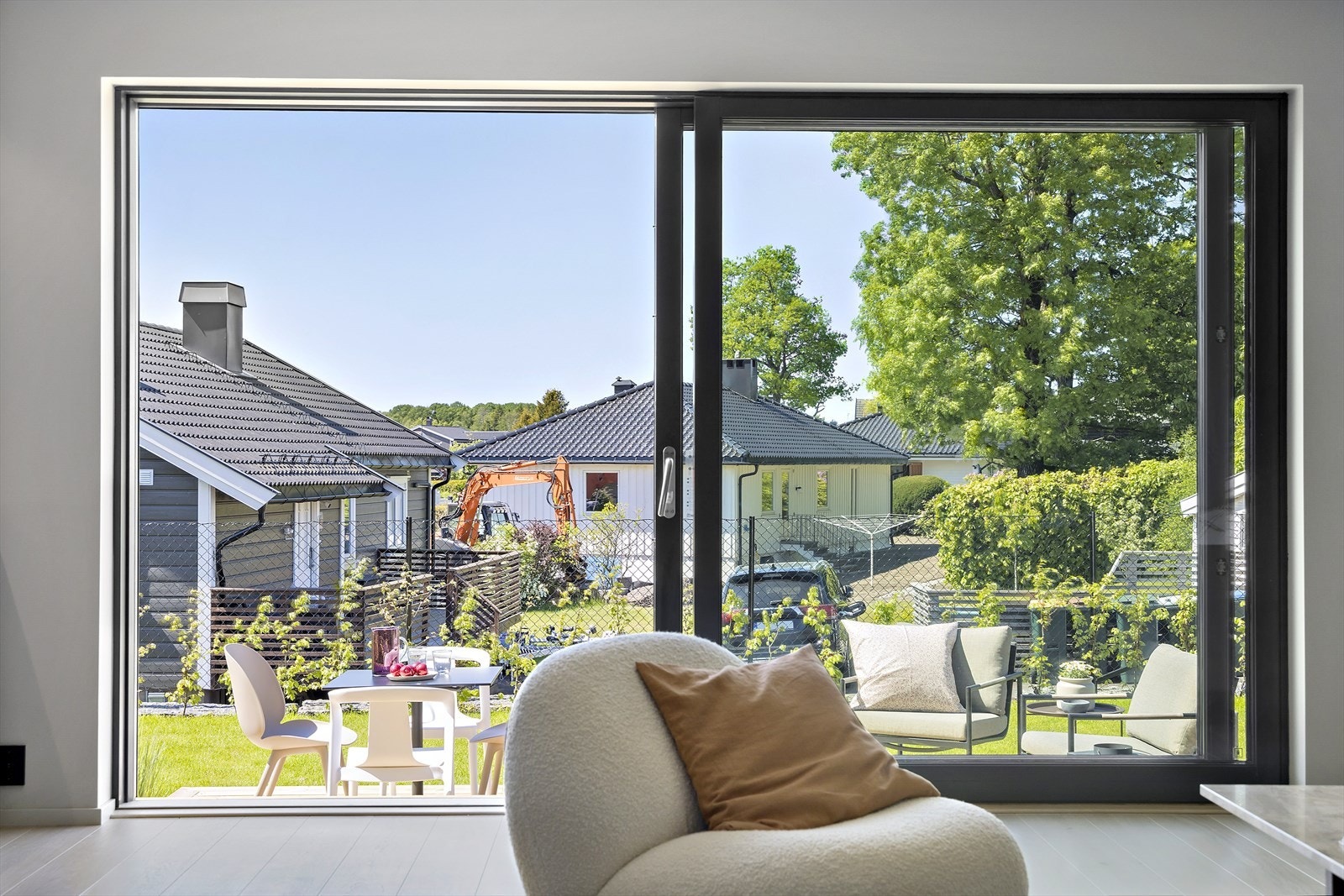 Det er ekstra påkostet og smarte detaljer som screening på alle vinduene i stuen Galleribilde