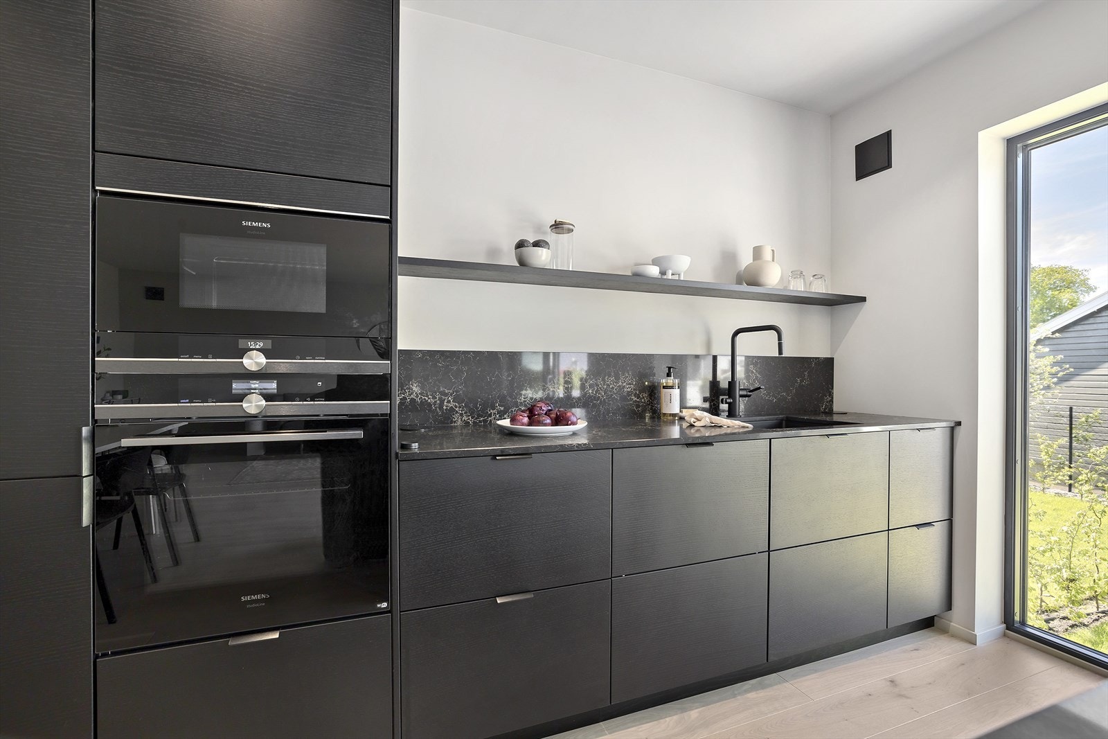 Steinplaten er levert fra Scan granitt (Ceasar stone). Galleribilde