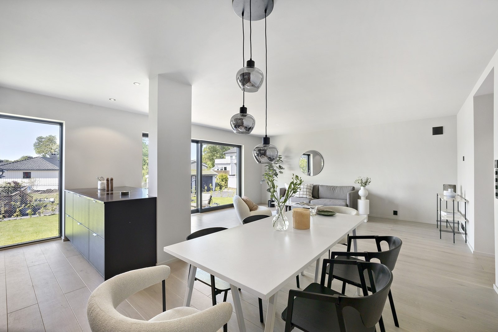 Stor og lys stue i god kombinasjon med det lekre kjøkkenet Galleribilde