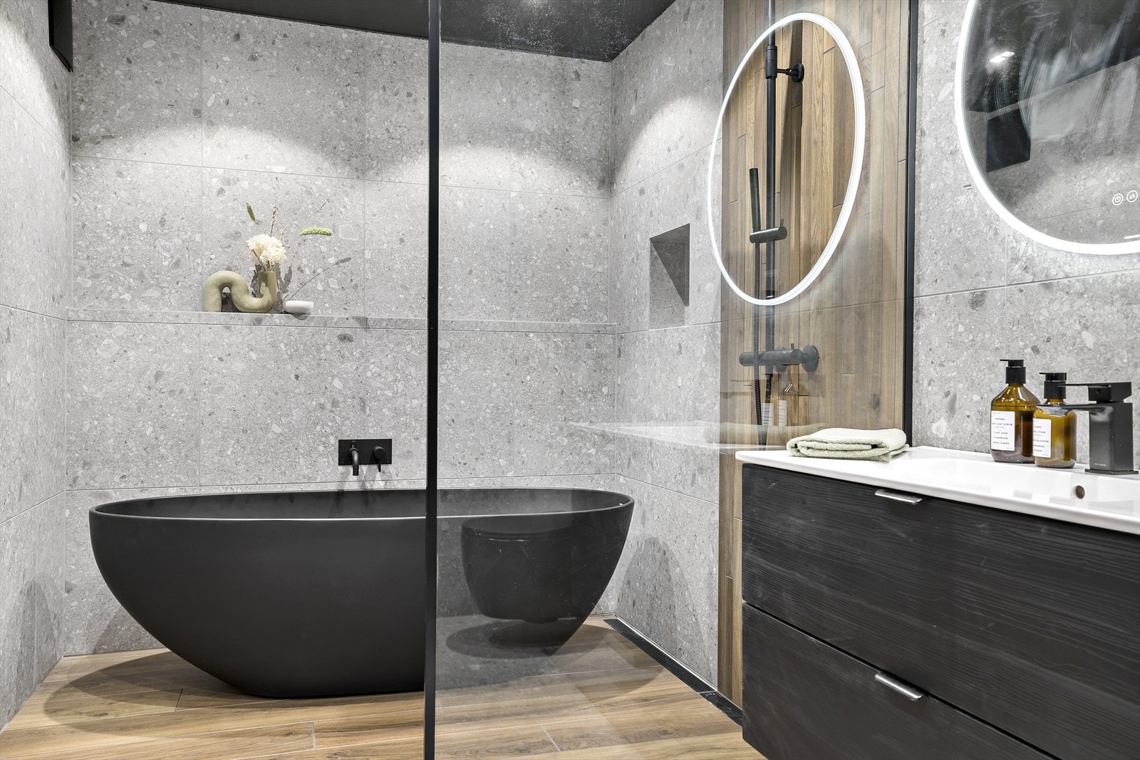 Bad med innredning fra Viking bad og Modenafliser Galleribilde