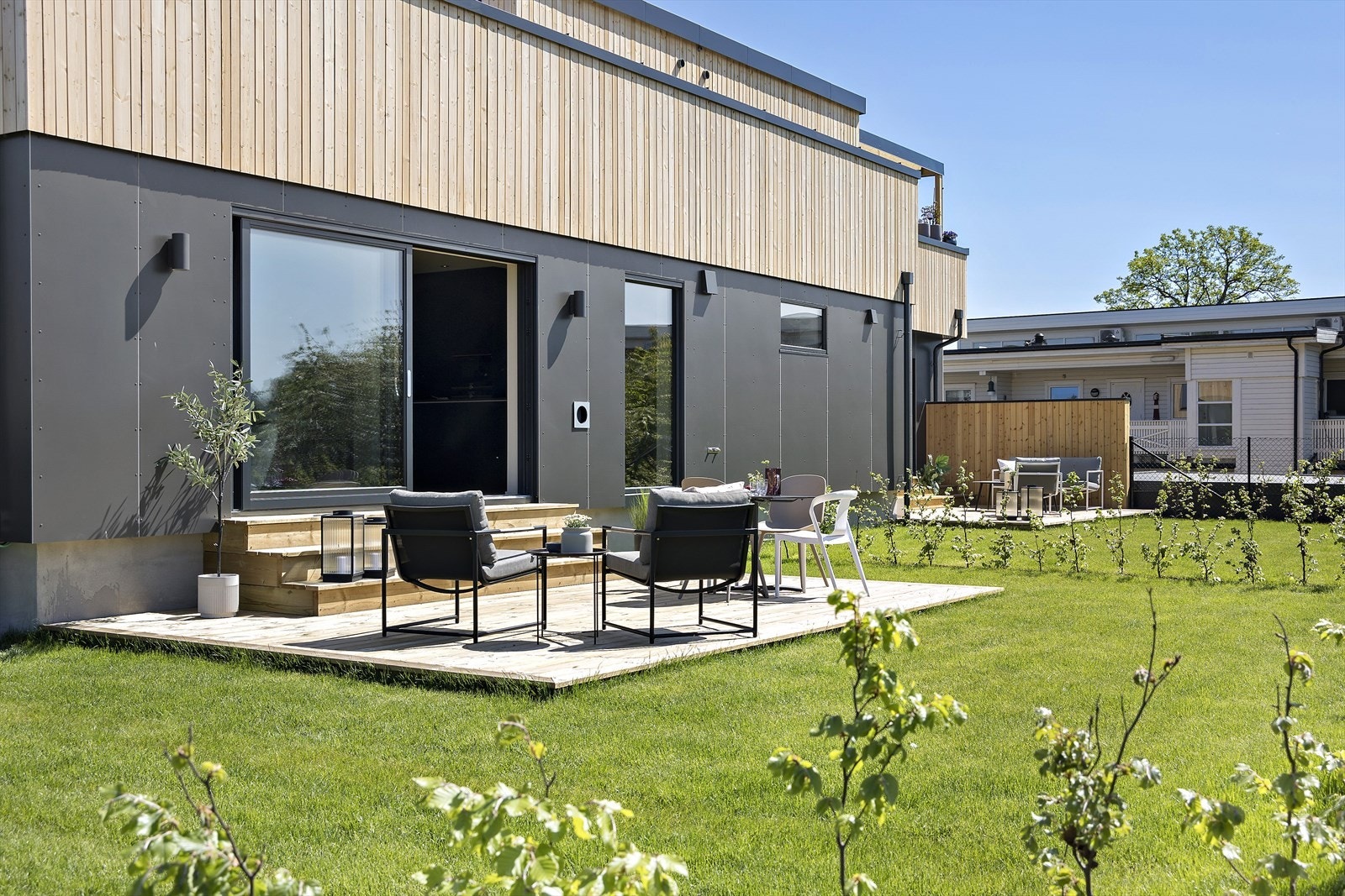 Terrasse og hage er tilrettelagt for hele familien, tekniskopplegg for evt badebasseng er etablert! Galleribilde