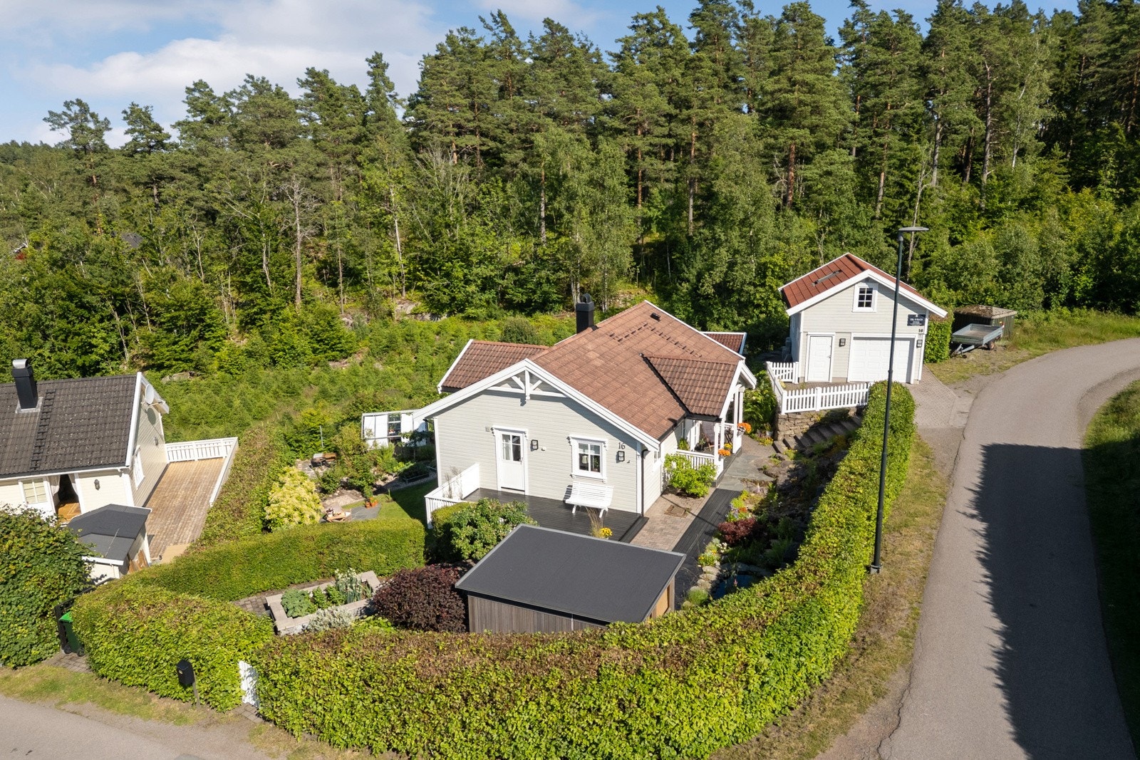 Tomten på 714,4 kvm er parkmessig opparbeidet. Galleribilde