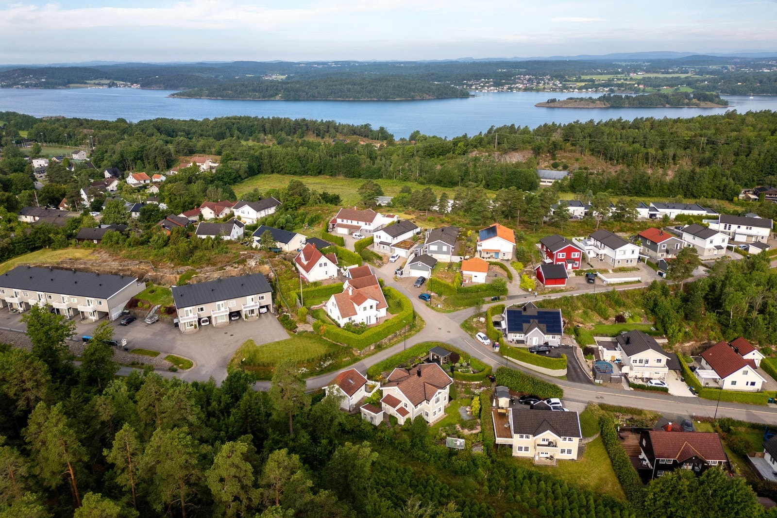 Eiendommen ligger barnevennlig og landlig til, med nærhet til lekeplasser, busstopp og turområder, samt kort vei til idrettsanlegg, frisbeegolfbane, skoler og butikker. Galleribilde