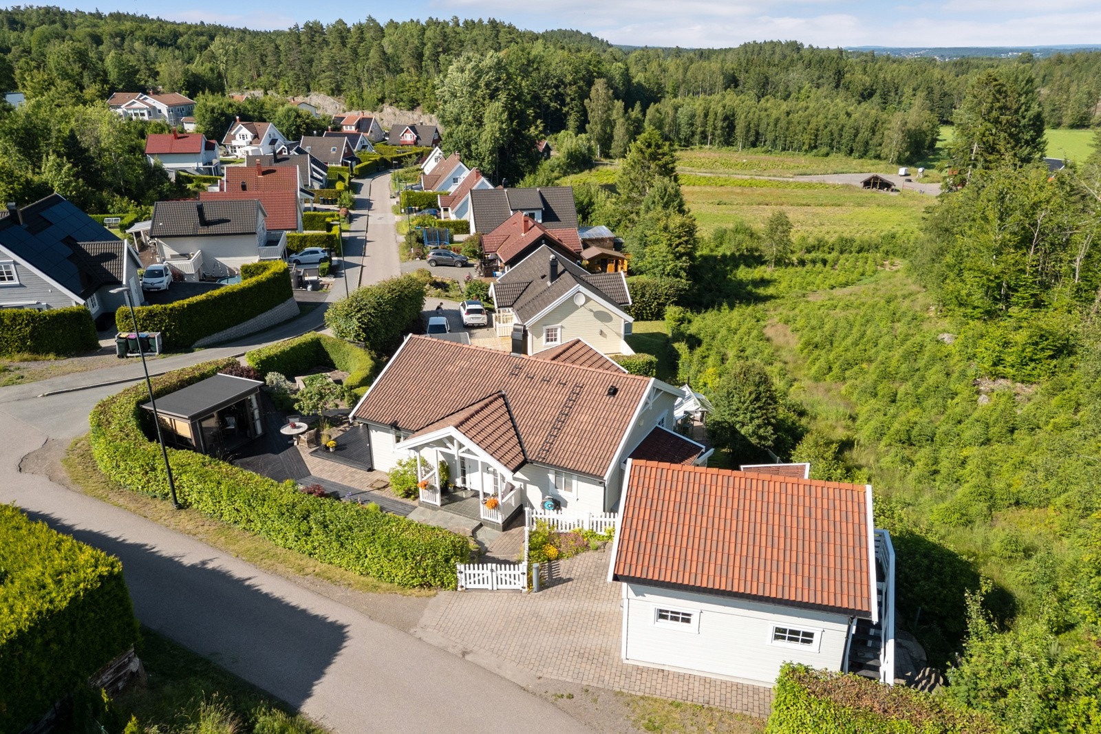 Det er parkering i en frittliggende garasje fra 2015 og på egen, steinbelagt gårdsplass. Galleribilde