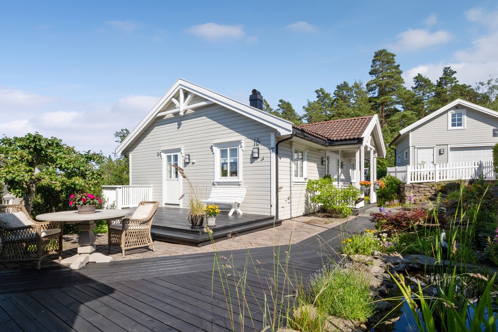 Gode solforhold nytes best på en sydvestvendt terrasse på ca. 18 kvm ved stuen Galleribilde
