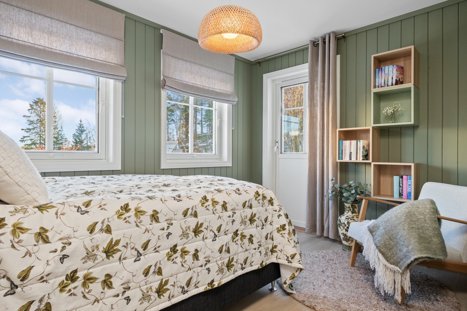 Ett av soverommene har til og med utgang til en nordøstvendt uteplass med adkomst til hagen på nedsiden. Galleribilde