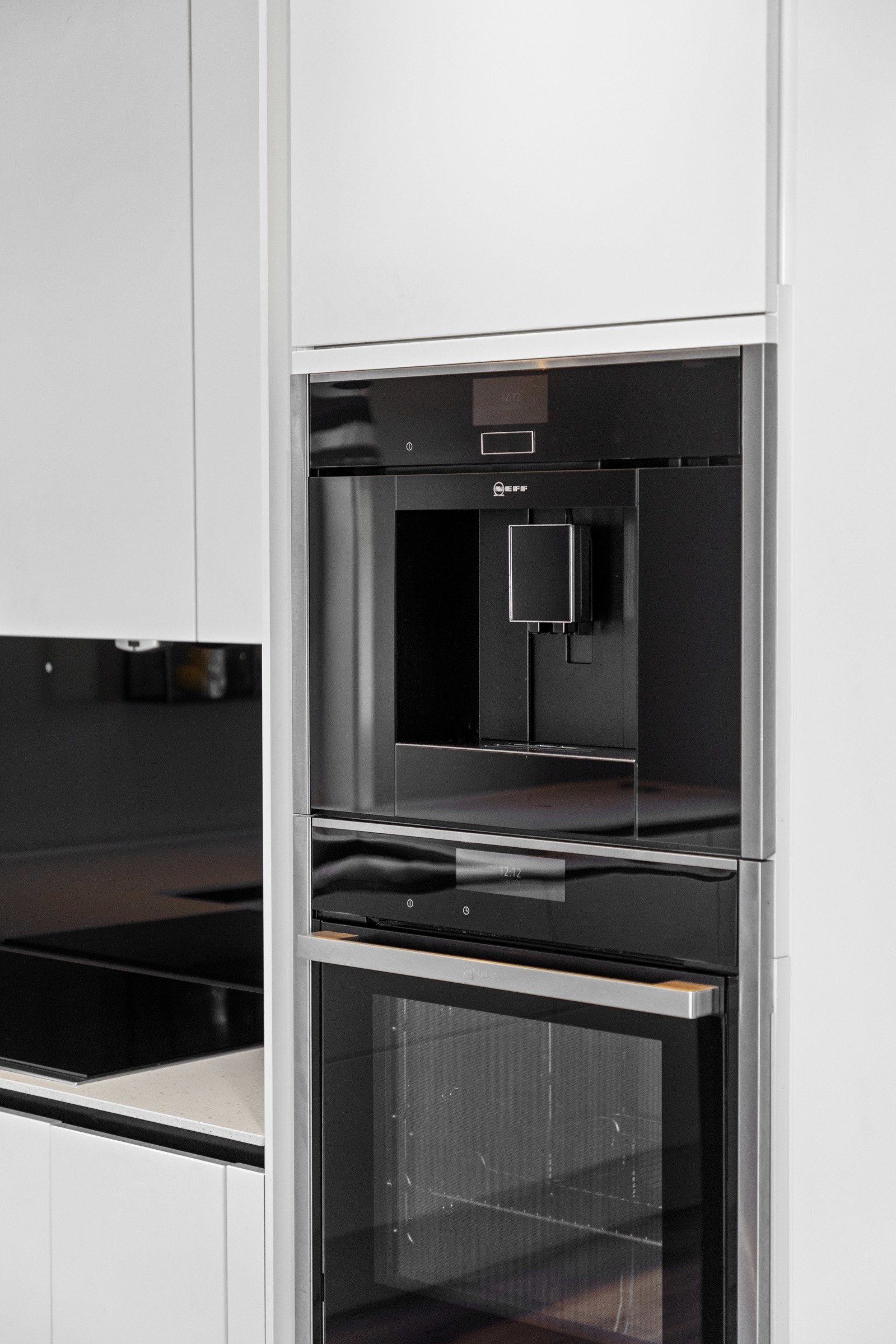Kjøkkenet er utstyrt med integrert oppvaskmaskin, kjøleskap, kaffemaskin fra 2015, stekeovn fra 2018 og en 90 cm bred induksjonstopp fra 2015. Galleribilde