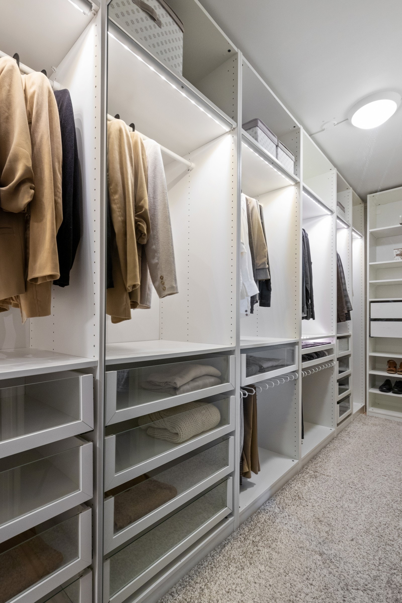 I tilknytning til ett av soverommene er det et innredet walk-in closet Galleribilde