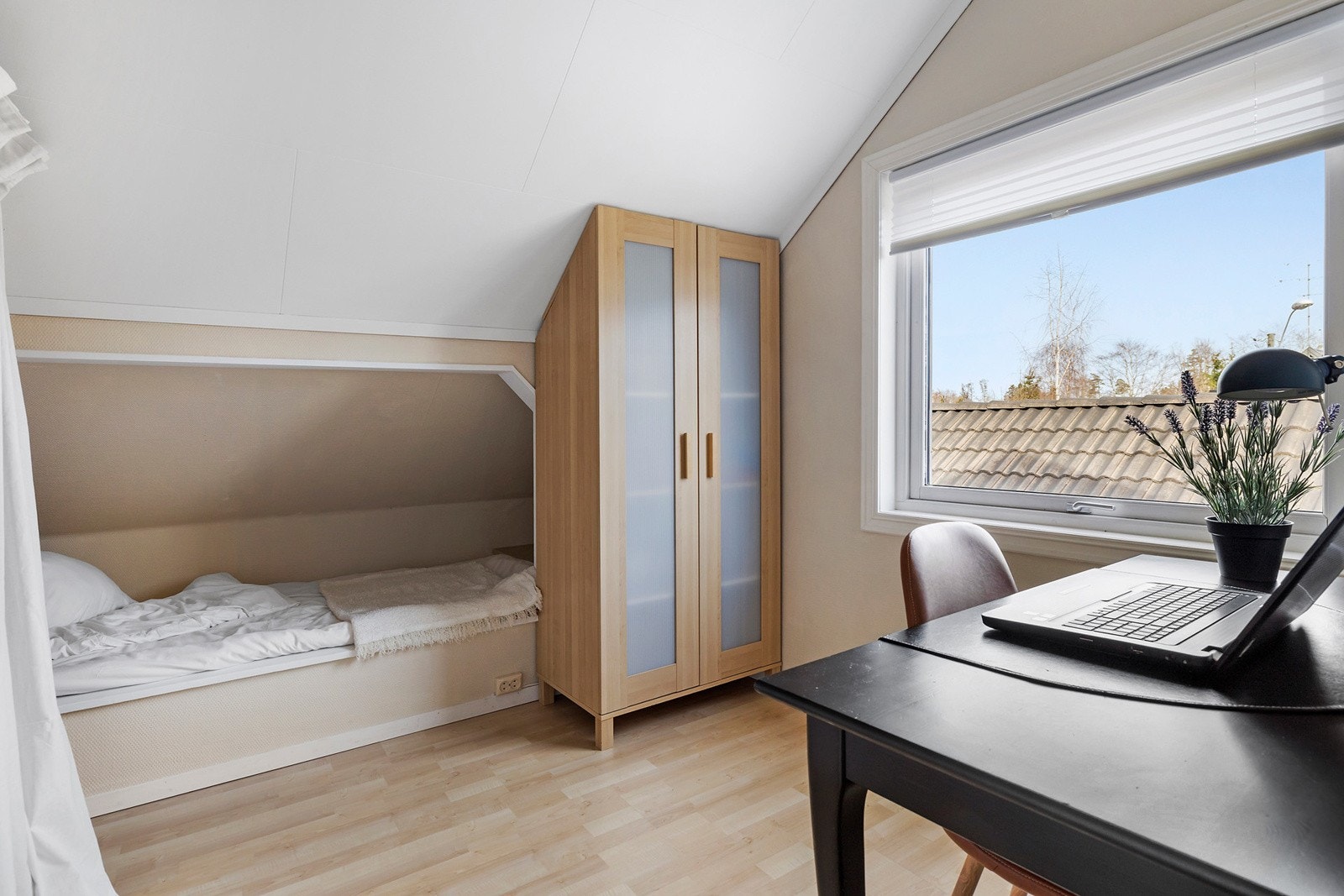 Soverom III har plassbygget seng Galleribilde