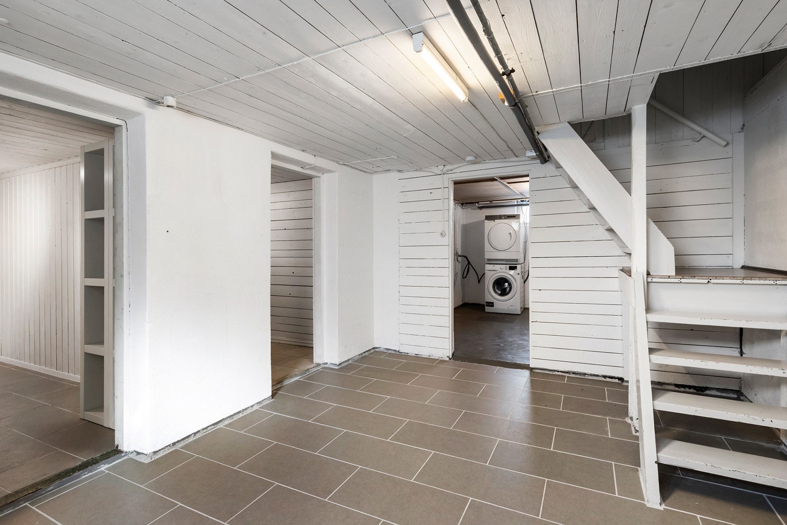 Kjelleretasjen har mye plass til oppbevaring Galleribilde