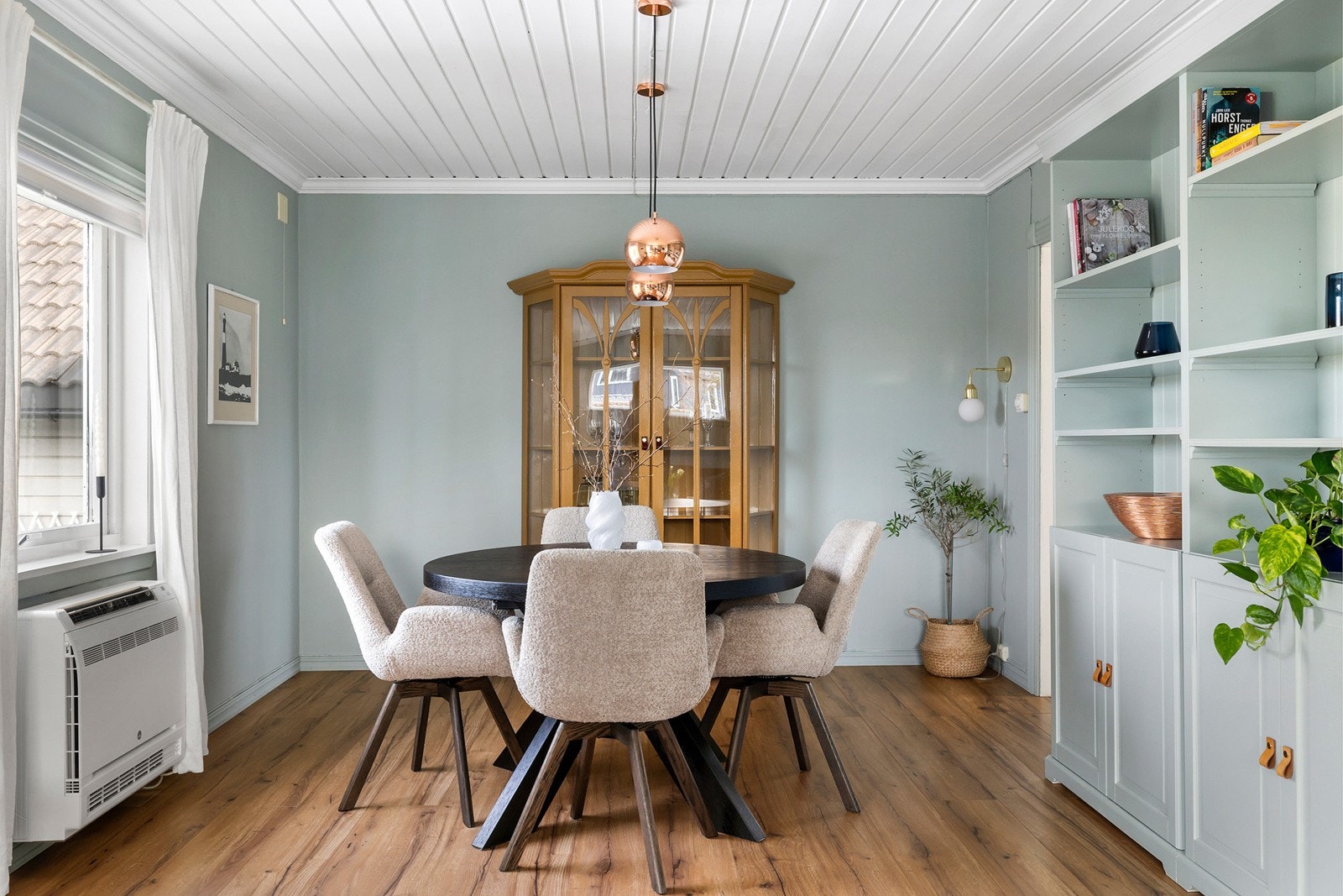 Stuen har god plass til spisestue Galleribilde