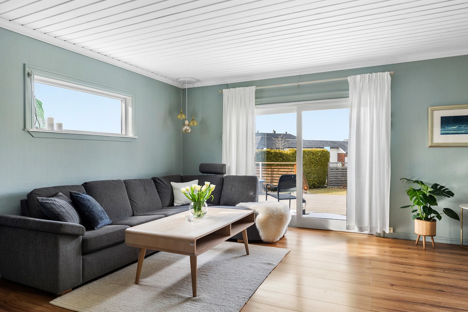 Stuen har utgang til nydelig veranda og hage Galleribilde