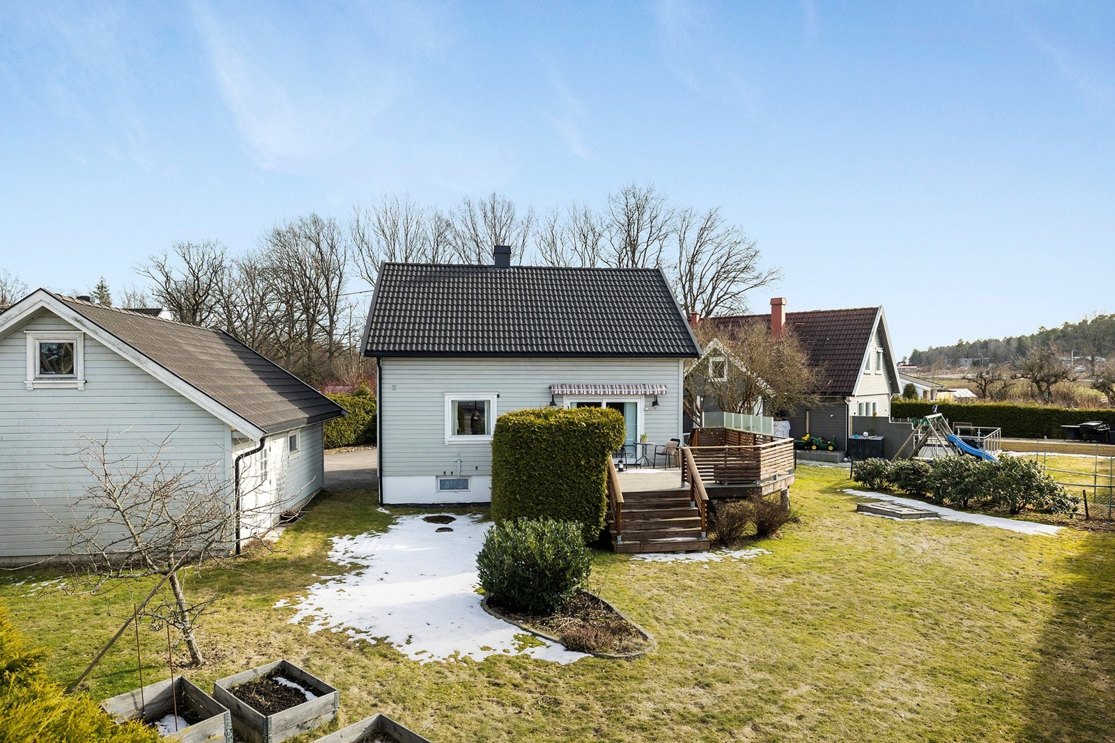 Fasade og hage Galleribilde