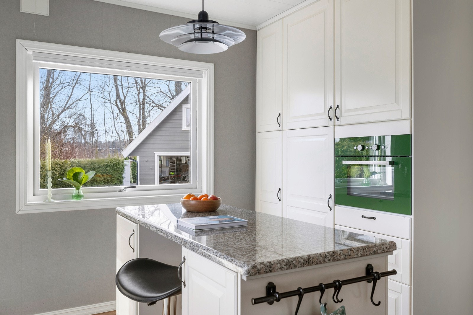 Kjøkken med praktisk kjøkkenøy Galleribilde