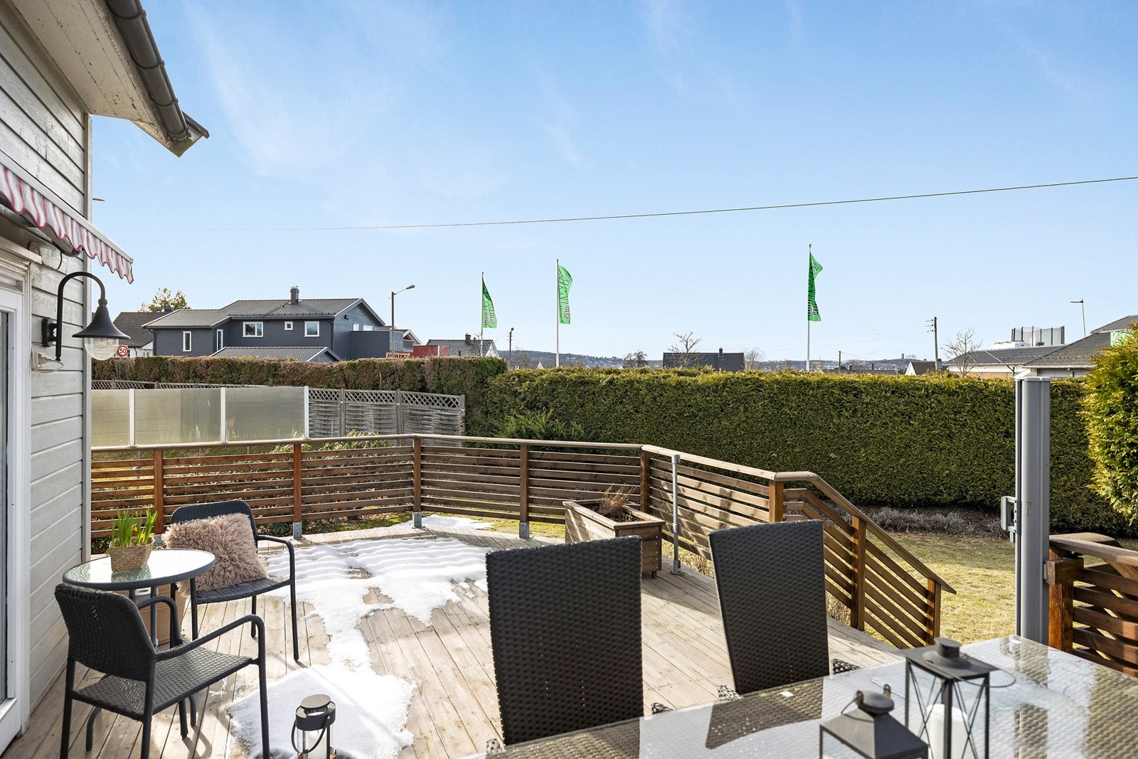 God plass på veranda til flere sittegrupper Galleribilde