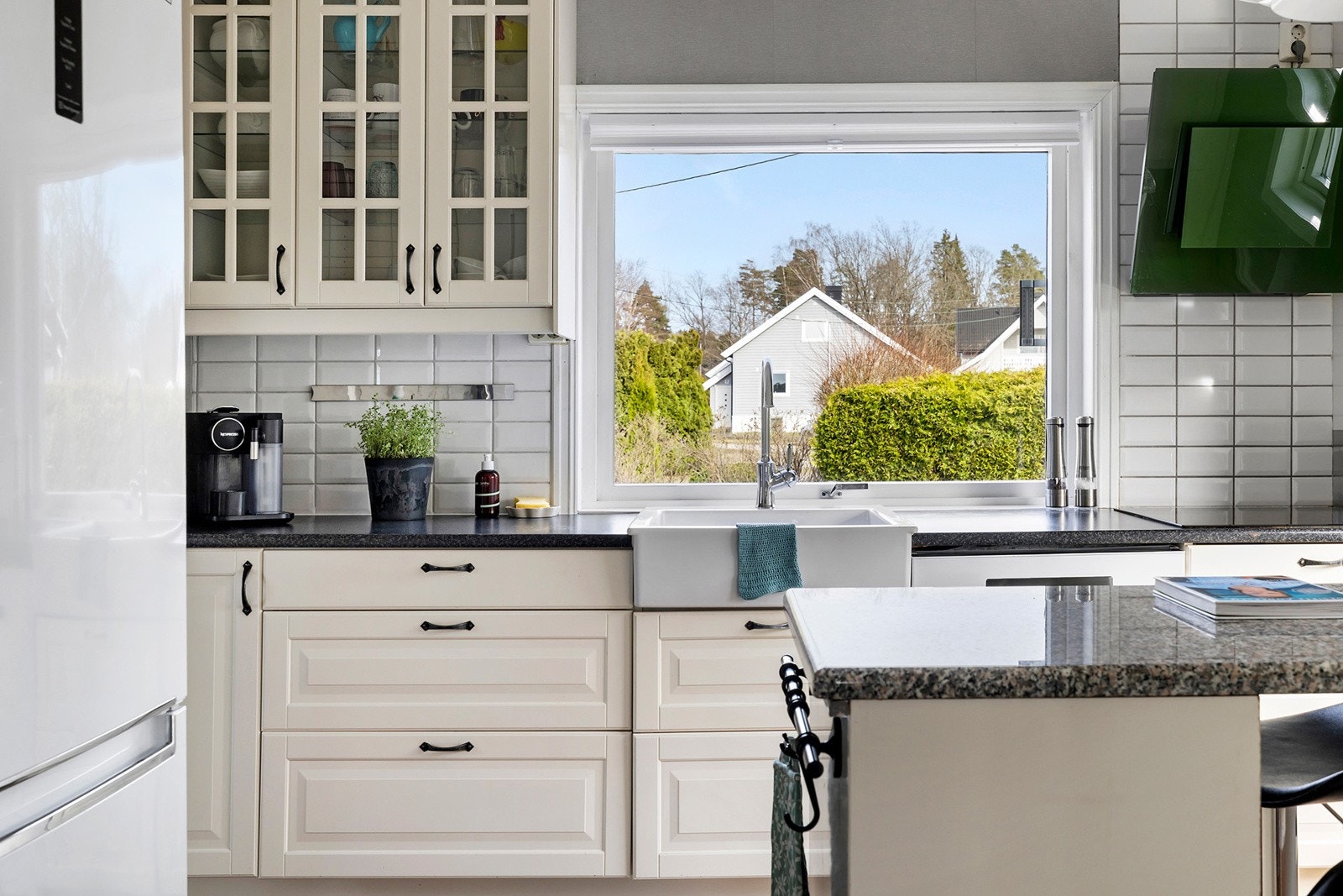 Kjøkken har godt med skapplass Galleribilde