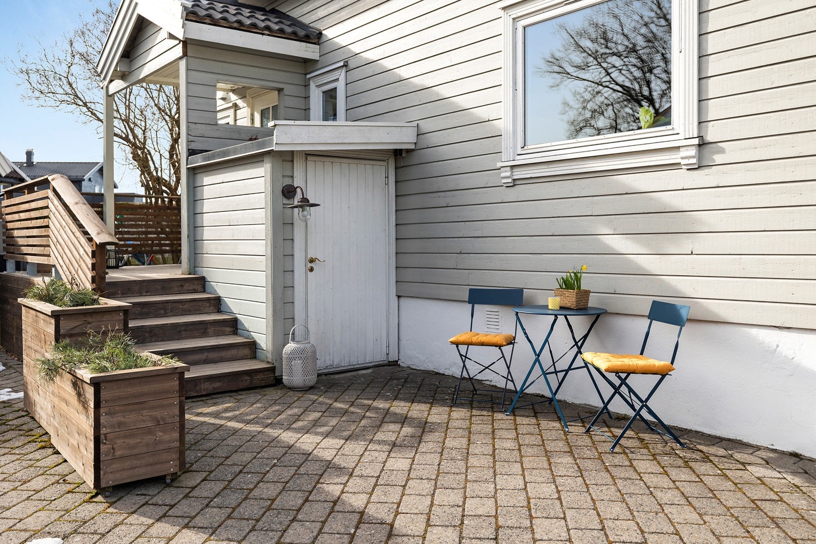 Egen utvendig inngang til kjeller Galleribilde