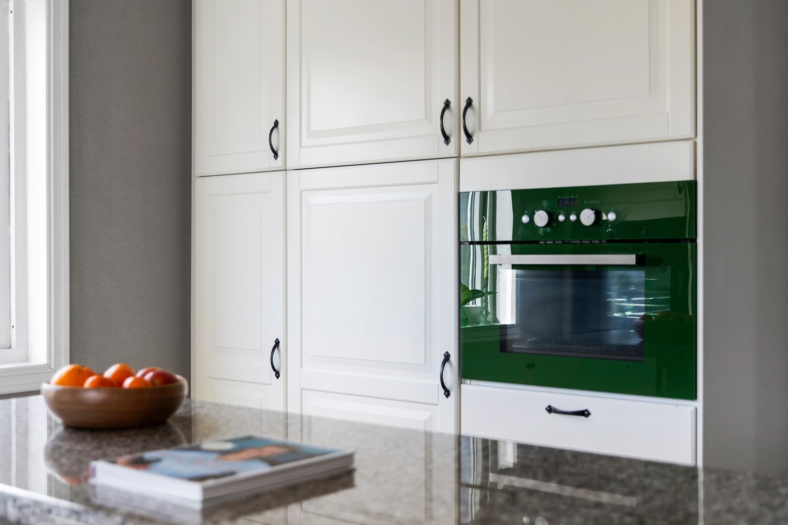 Kjøkken med integrert microbølgeovn Galleribilde