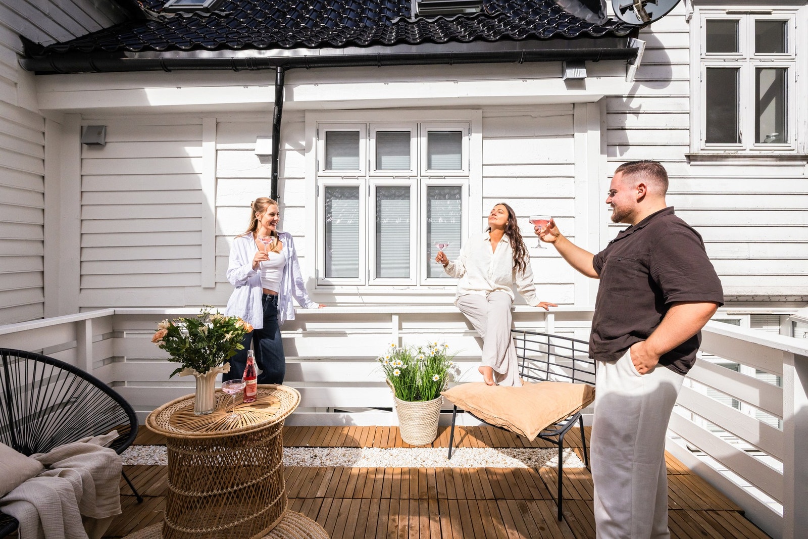 Terrassen har god plass til hagemøbler. (Terrasse er ikke godkjent) Galleribilde