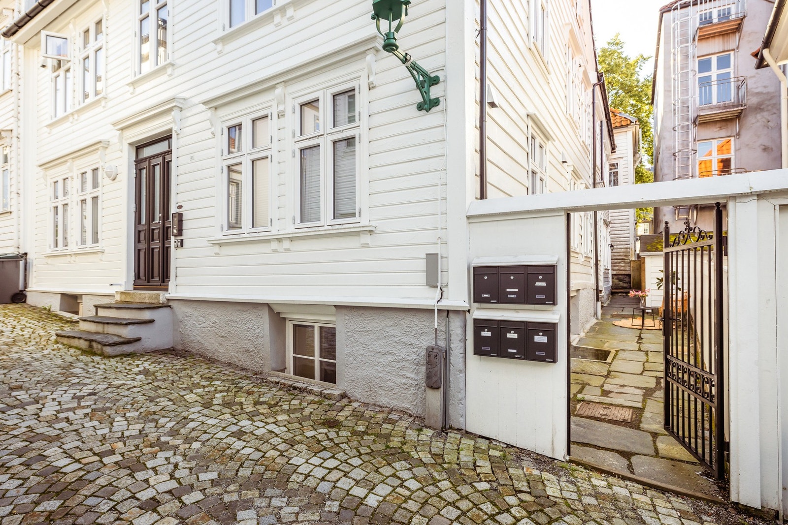 Vi tar turen inn mot boligens inngangsparti. Galleribilde
