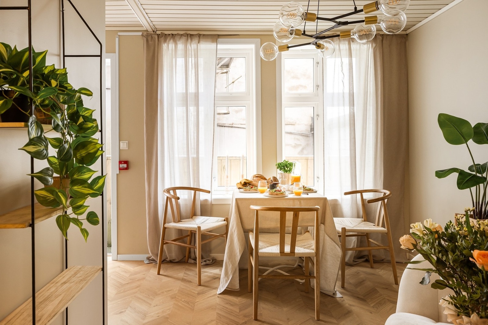 Stuen kan enkelt møbleres med sofa av god størrelse, stuebord og en hyggelig spisegruppe. Galleribilde