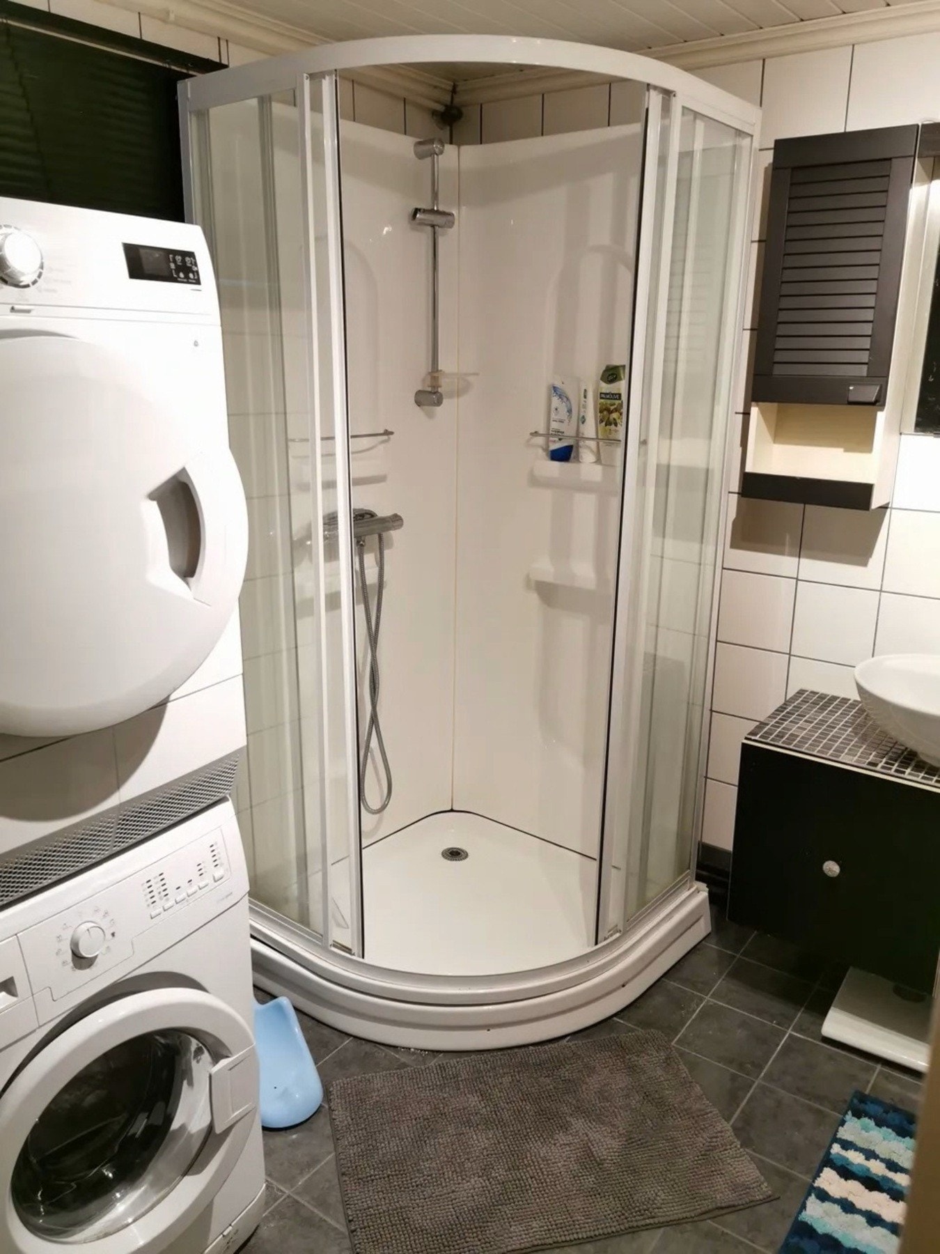Flislagt bad med opplegg til vaskemaskin (privat bilde) Galleribilde