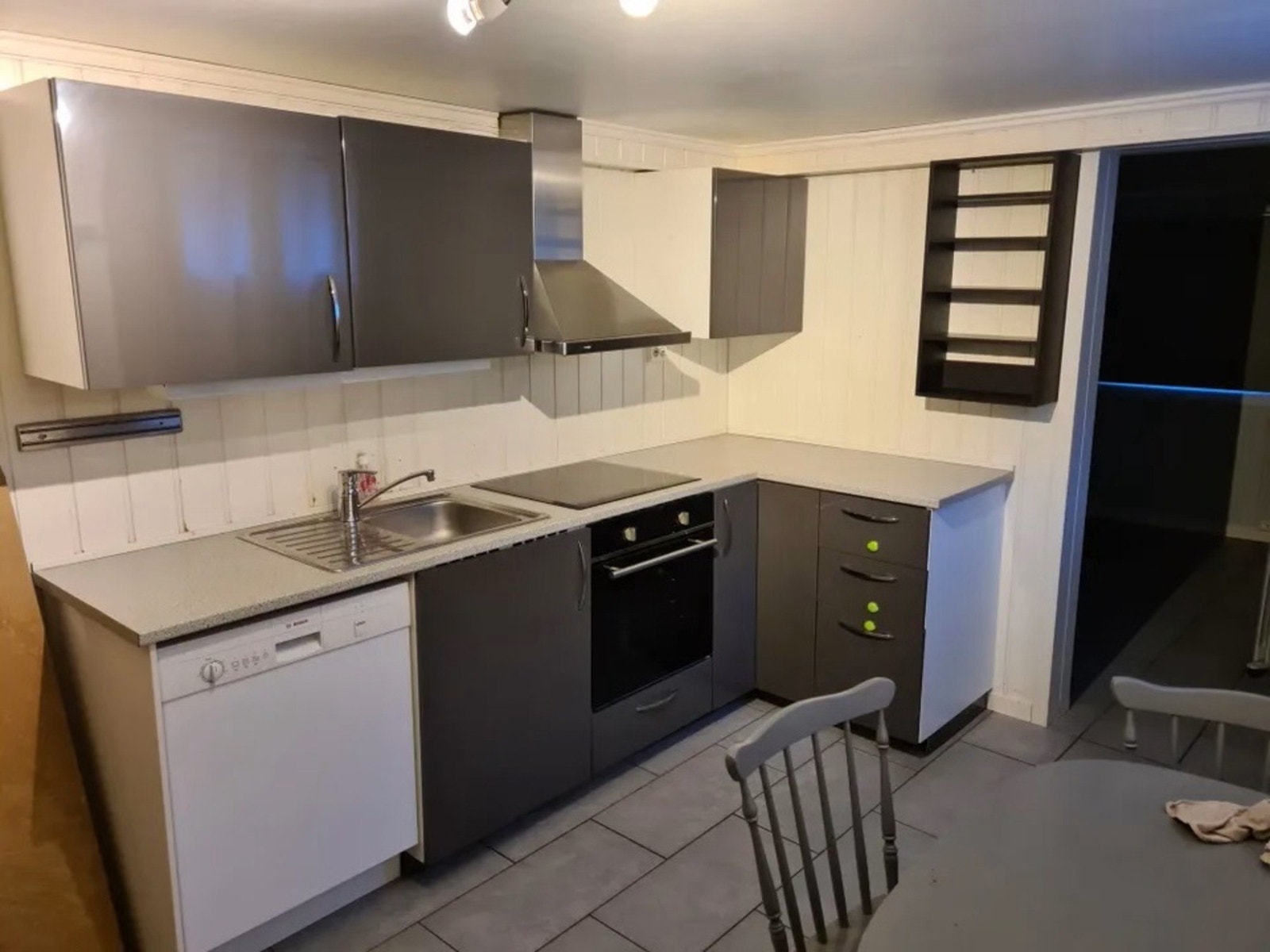 Kjøkken i utleiedel har integrert komfyr og platetopp (privat bilde) Galleribilde