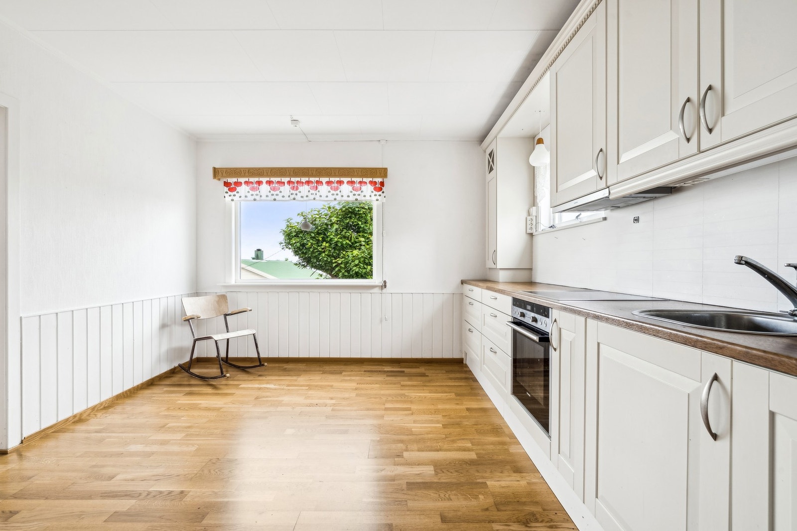 Eneboligen har to kjøkken, ett av eldre dato og ett fra 2018 Galleribilde