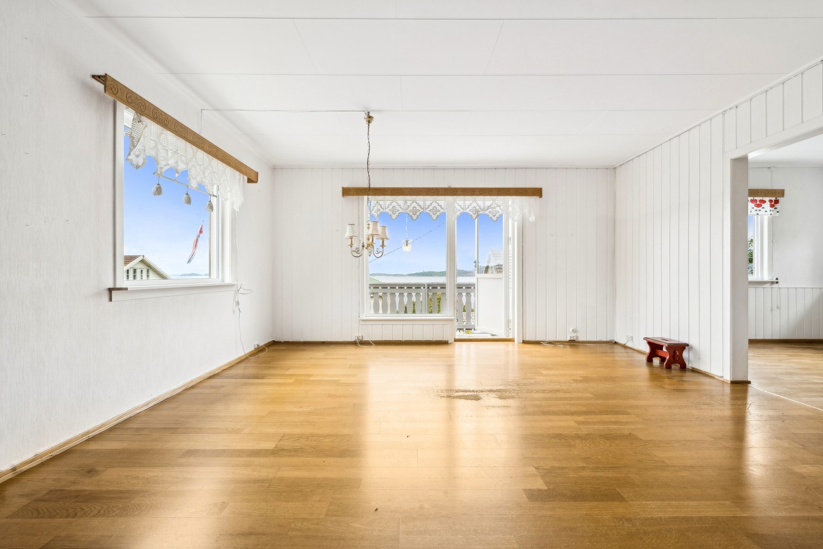 Hovedetasjen inneholder en romslig stue med god plass til møblering i flere soner Galleribilde