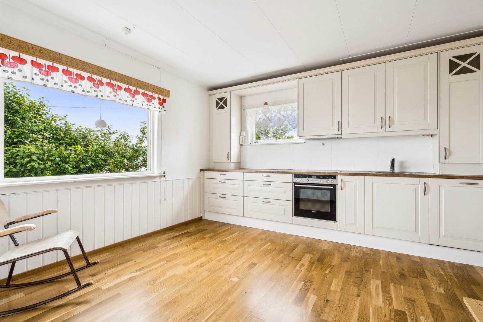 Det er god parkeringsplass med dobbelgarasje på ca. 38 kvm i tillegg til plass på tomten Galleribilde