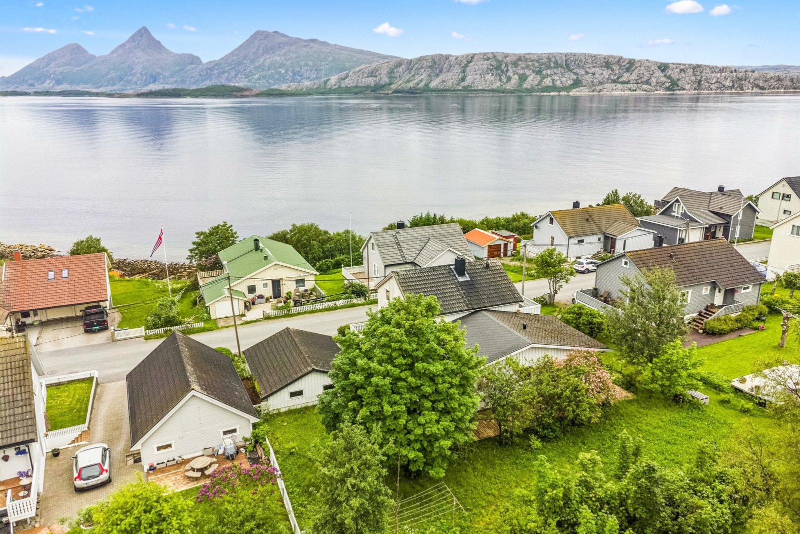 Boligen byr på gode solforhold og nydelig utsikt over Alstenfjorden Galleribilde