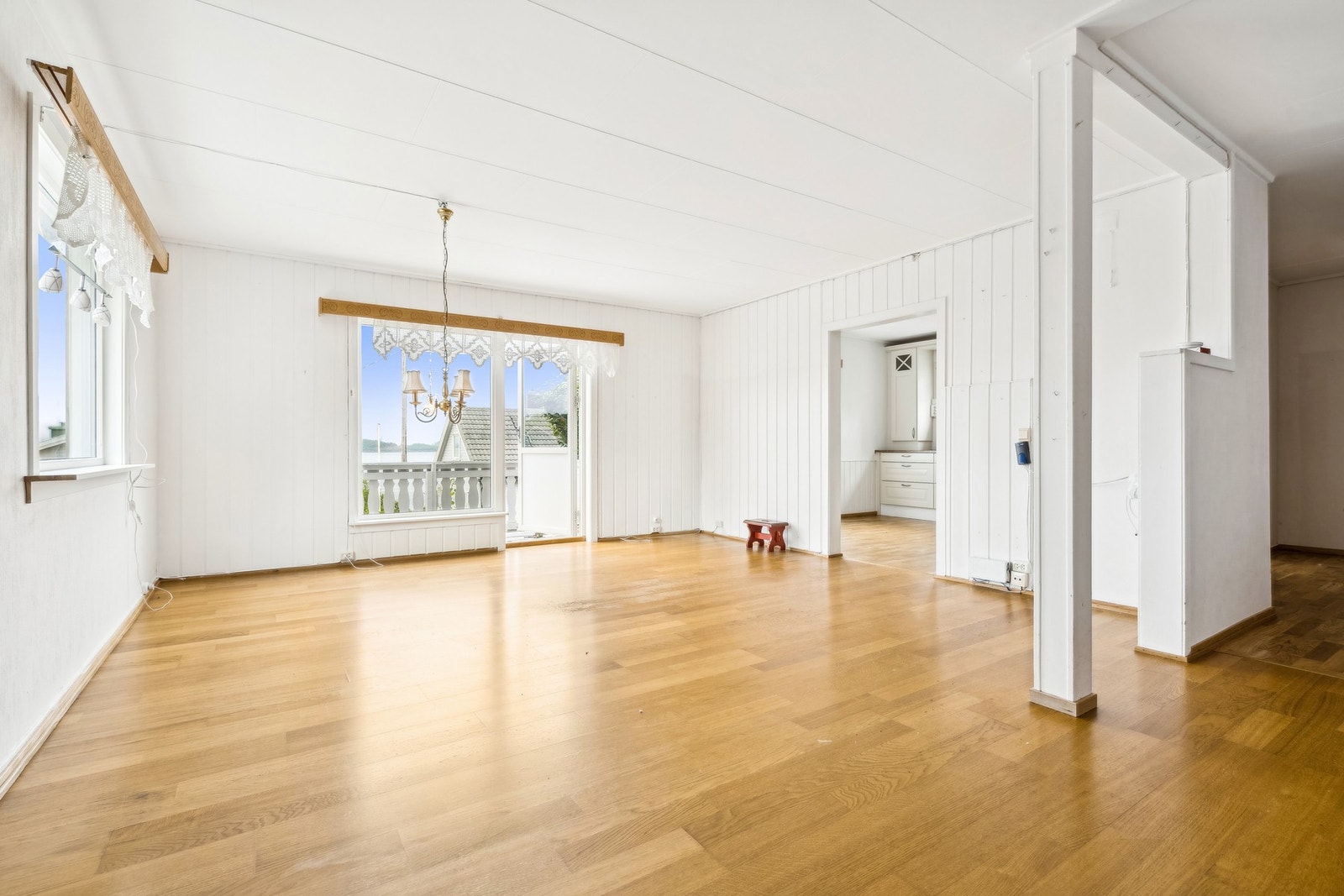 Her får du en sentrumsnær og romslig enebolig over tre plan, med frittstående garasje Galleribilde