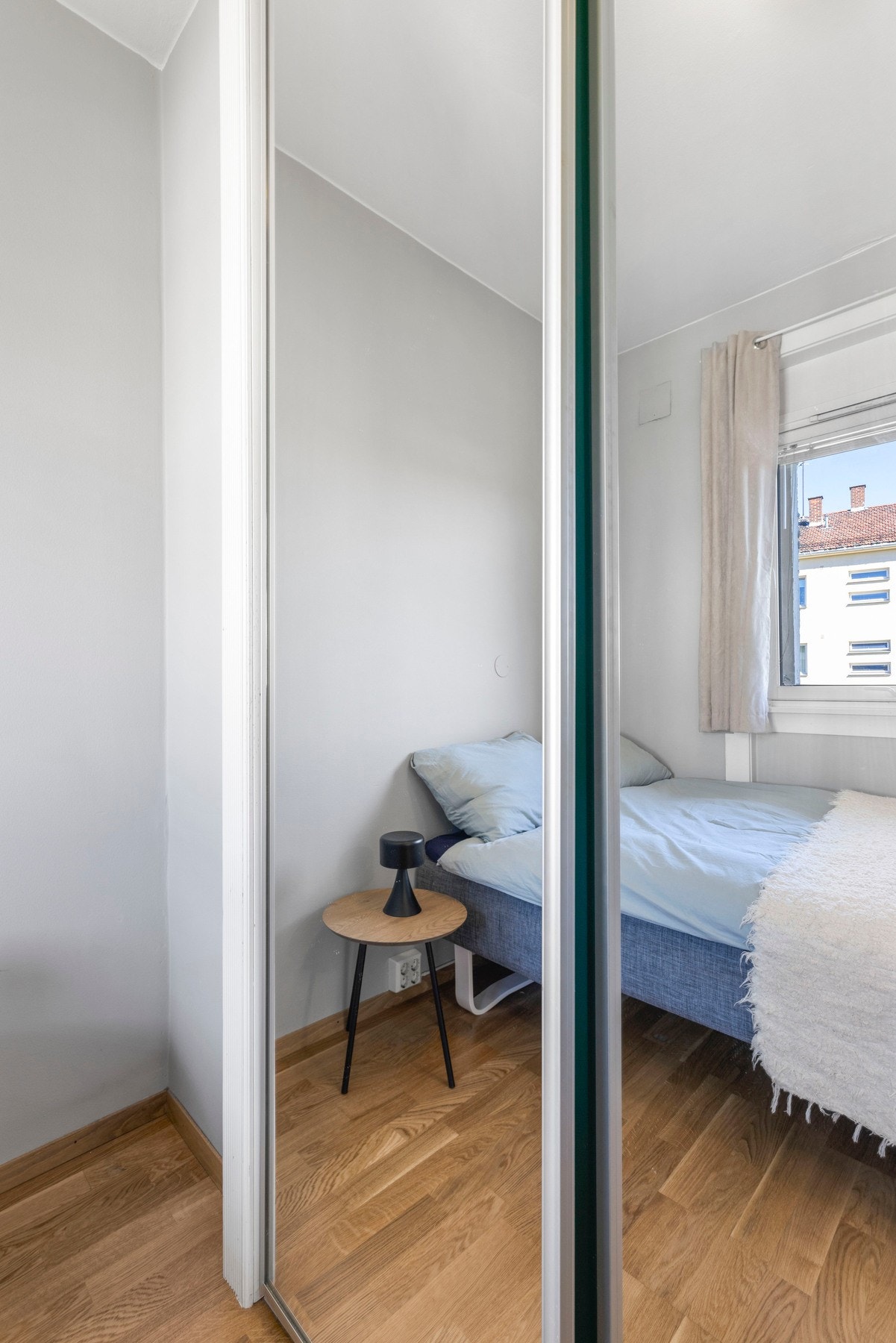 En integrert skyvedørsgarderobe med speil sørger for god oppbevaringsplass. Galleribilde