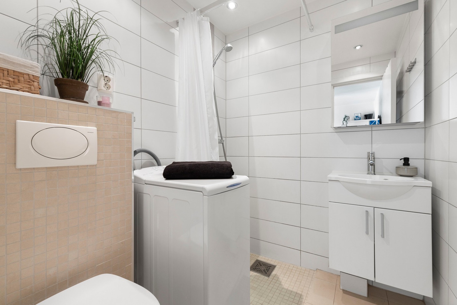 Badet ble pusset opp i 2011 og har flislagte overflater samt gulvvarme for økt komfort. Galleribilde