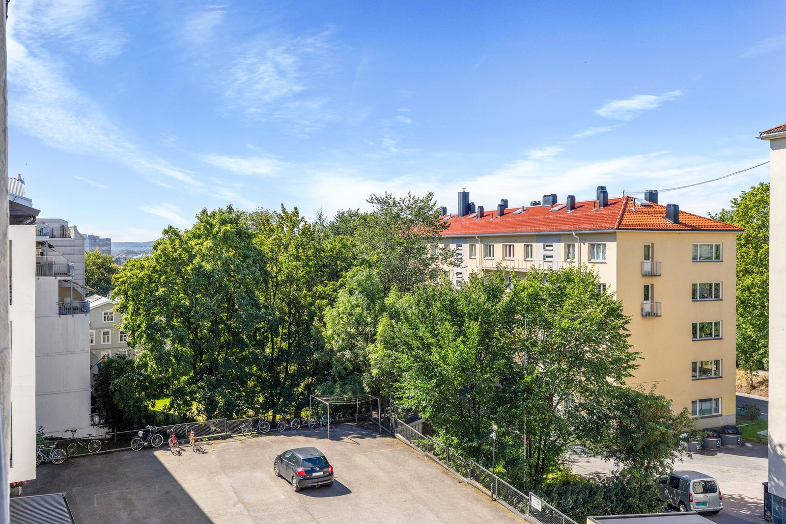 Sameiet har 12 parkeringsplasser i bakgård og 25 parkeringsplasser i underjordisk garasjeanlegg for utleie. Galleribilde