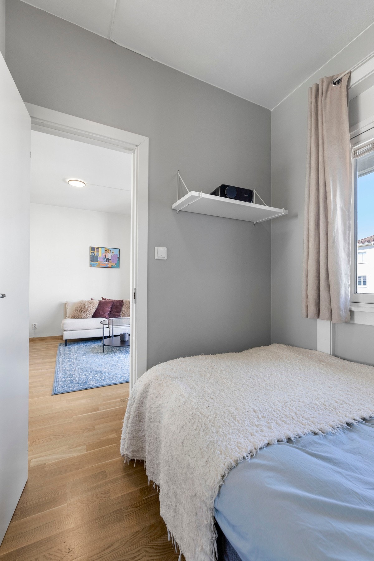 Her er det plass til både dobbeltseng, nattbord og øvrig møblement. Galleribilde