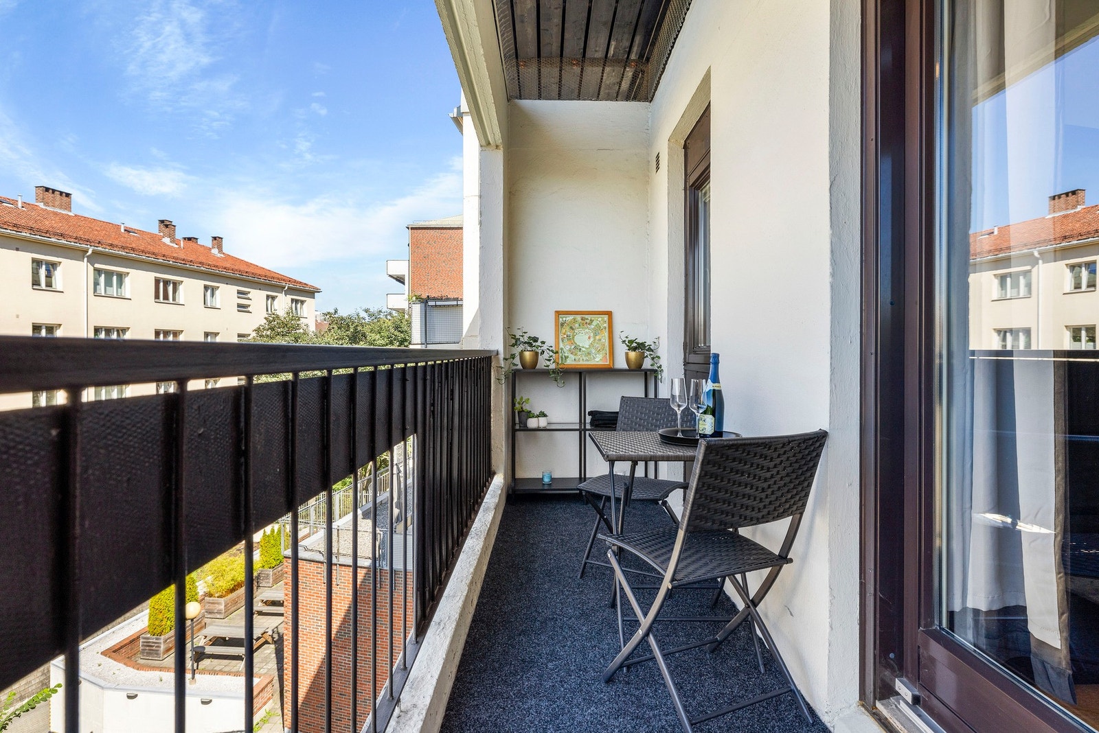 Fra stuen er det utgang til en vestvendt balkong på ca. 7 kvm. Galleribilde