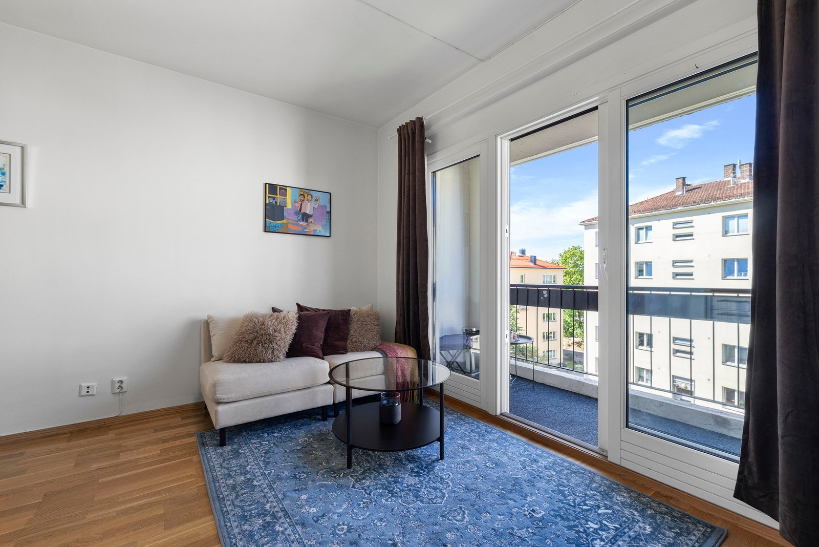 Rommet har en god planløsning med plass til både sofagruppe og annet møblement Galleribilde