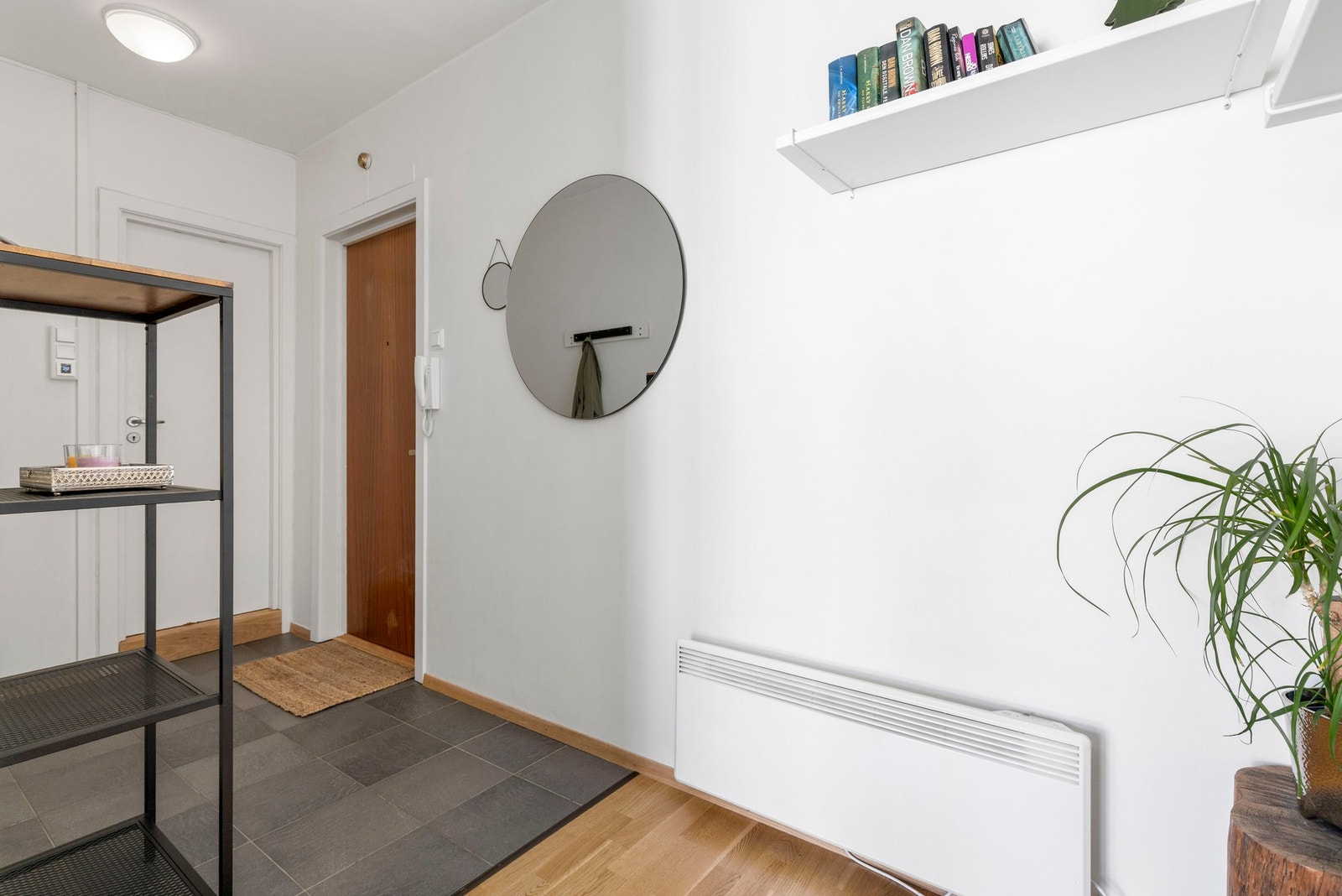 Her er det god plass til oppbevaring av yttertøy og sko. Galleribilde