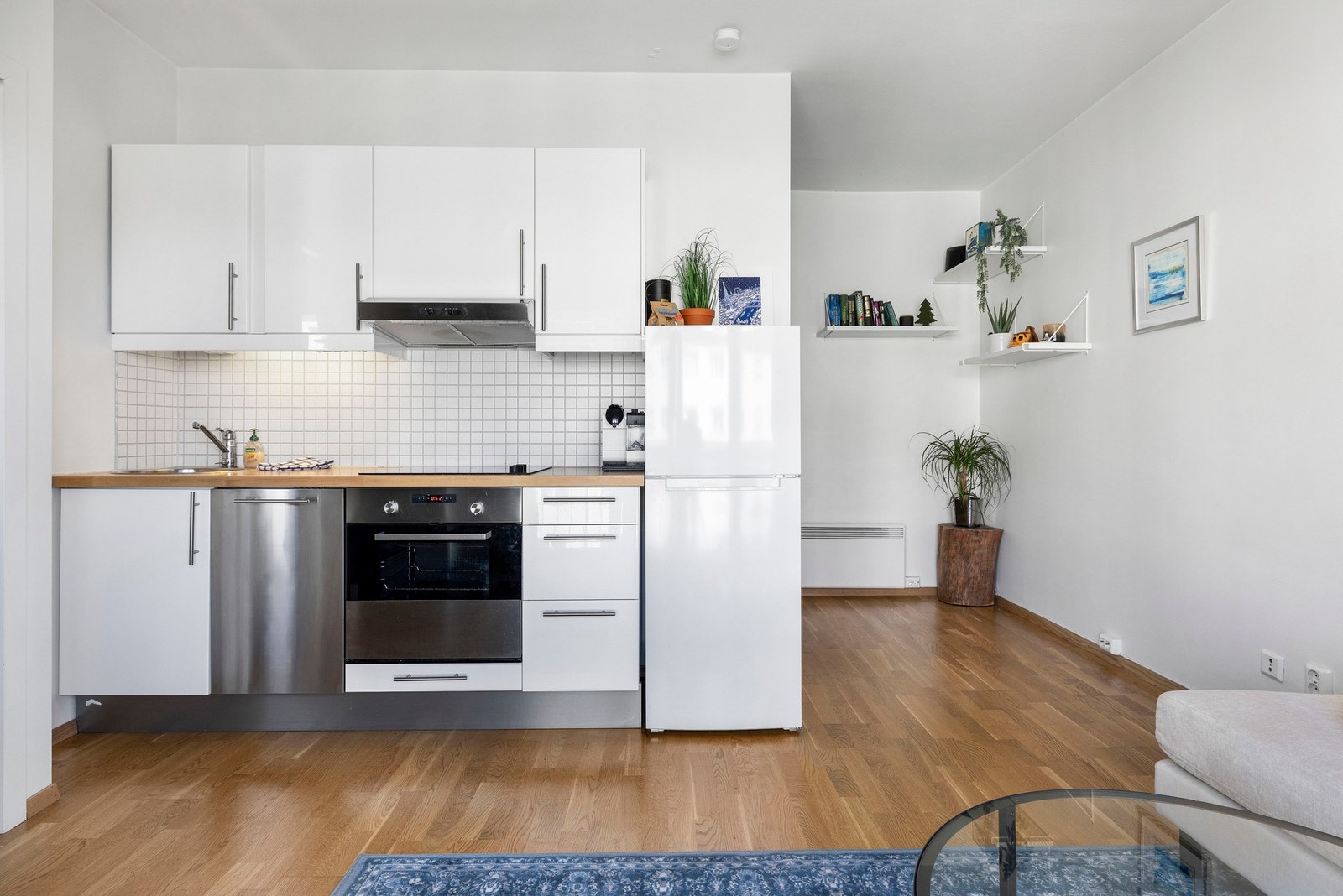 Kjøkkenet ligger i åpen løsning mot stuen og ble oppgradert i 2011. Galleribilde