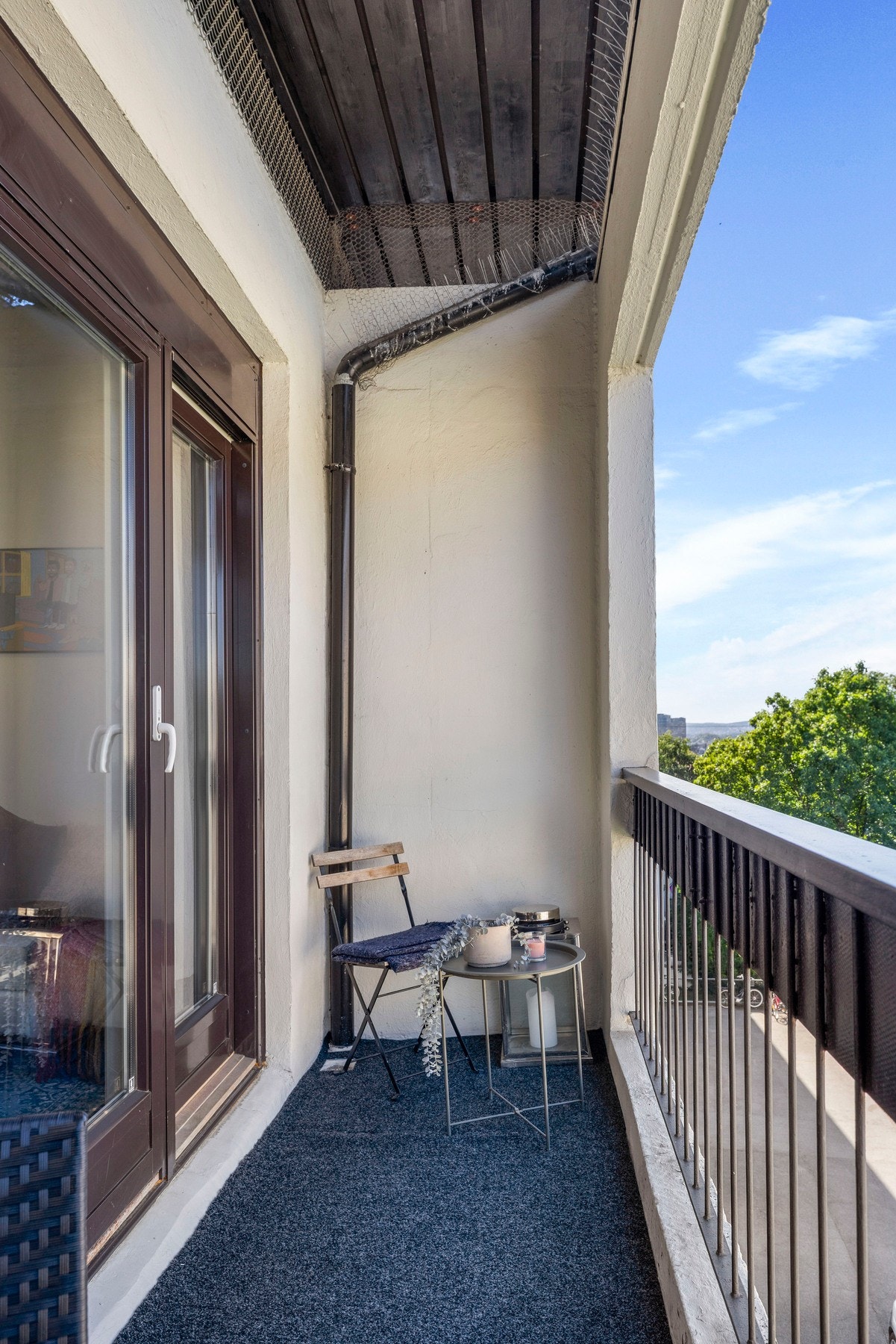 Her er det plass til både sittegruppe og grill, noe som gjør dette til et fint sted å nyte ettermiddagssolen og varme sommerdager. Galleribilde