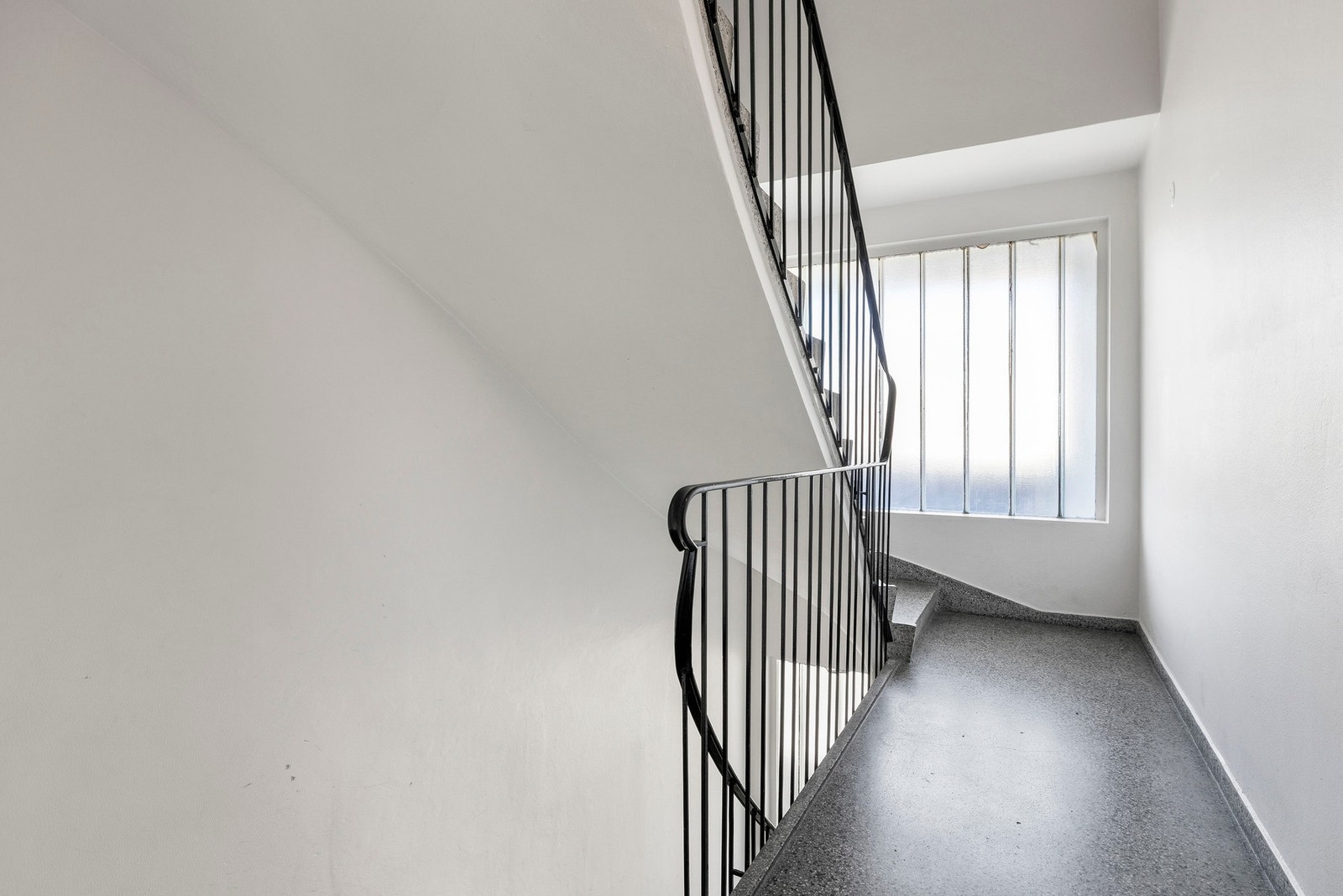 Leiligheten ligger i byggets 4. etasje med adkomst via trapp. Galleribilde