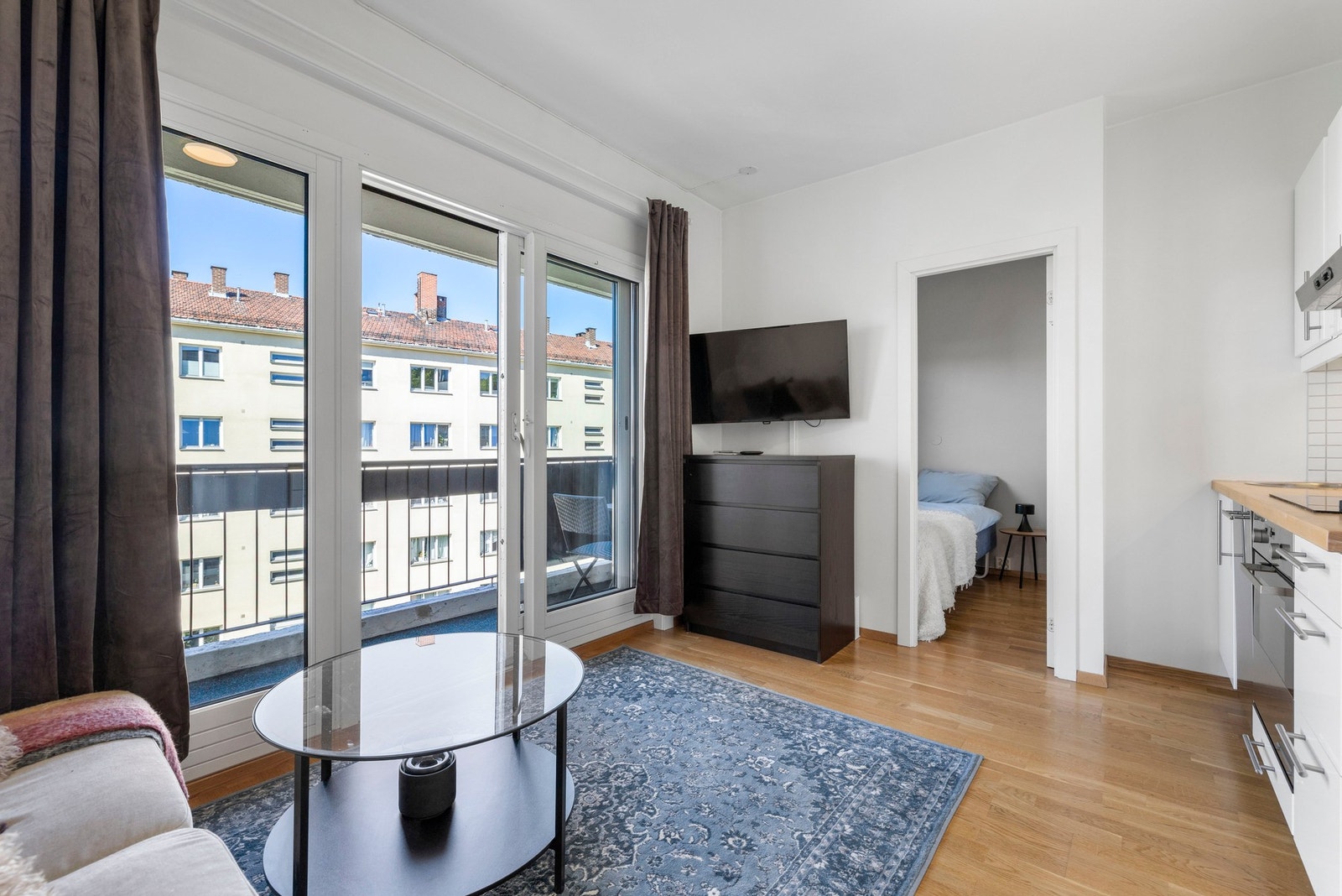 Stuen oppleves lys og luftig, med store vindusflater som slipper inn rikelig med dagslys. Galleribilde