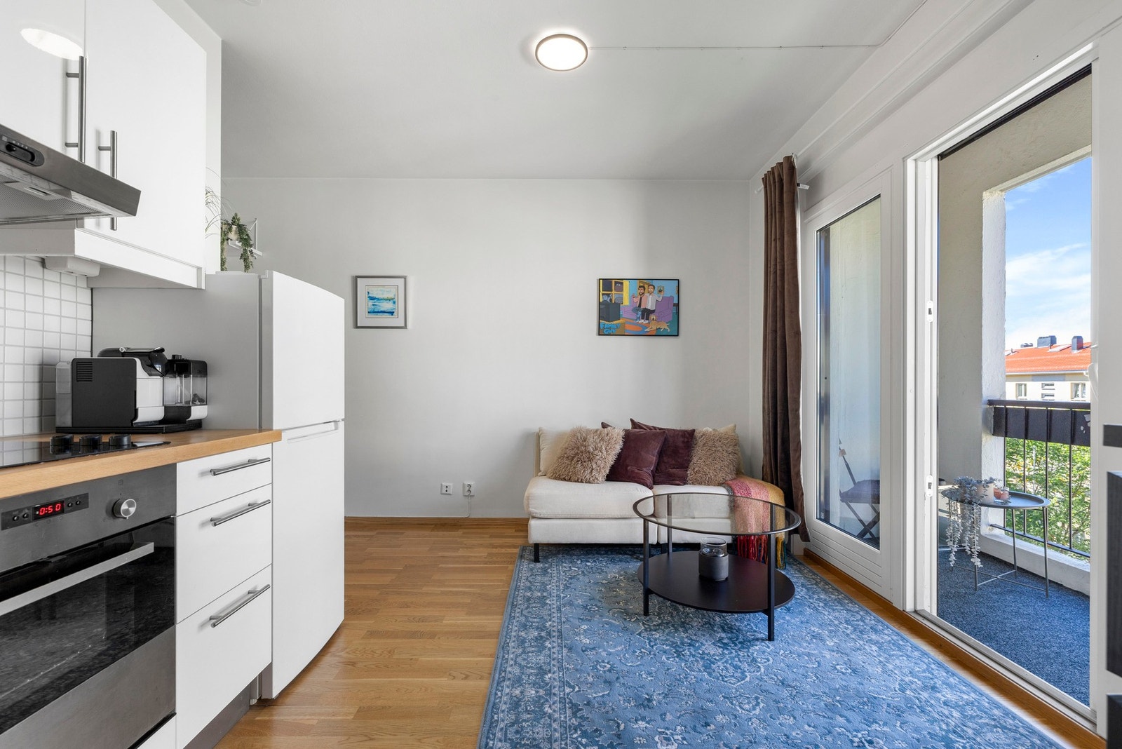 Stue/kjøkken har parkett på gulv, noe som er gjennomgående for hele leiligheten med unntak av bad og entré. Galleribilde