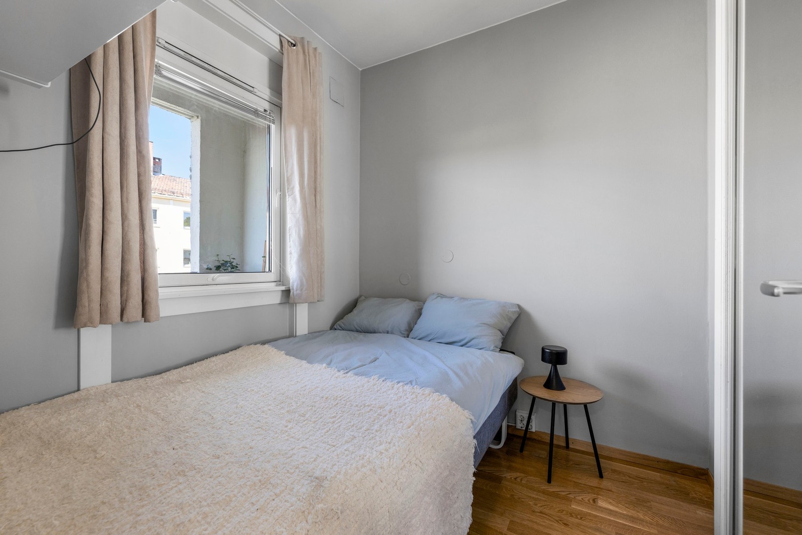 Leiligheten har ett soverom med god størrelse og funksjonell planløsning. Galleribilde