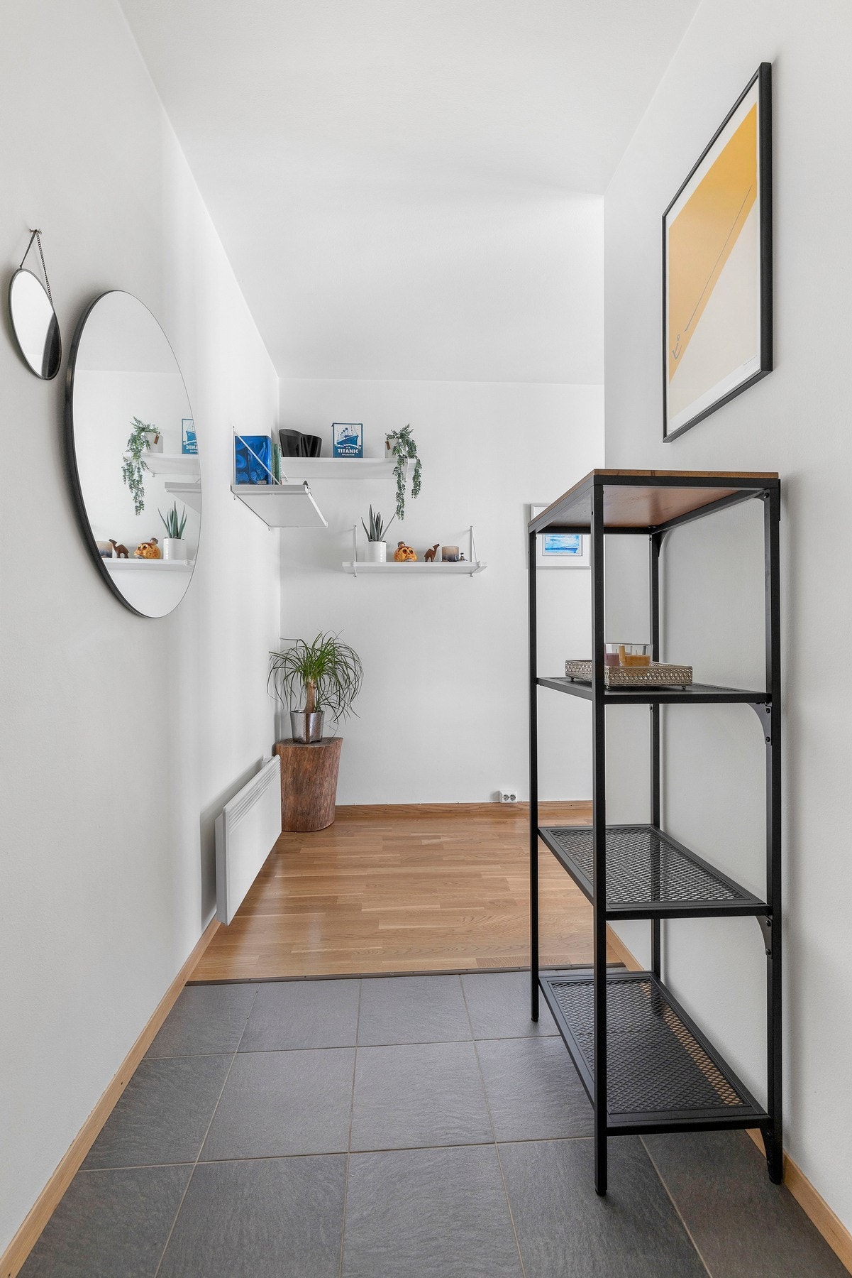 Entréen fremstår som romslig og praktisk, med flislagt gulv og lyse veggflater som gir et tidløst uttrykk. Galleribilde