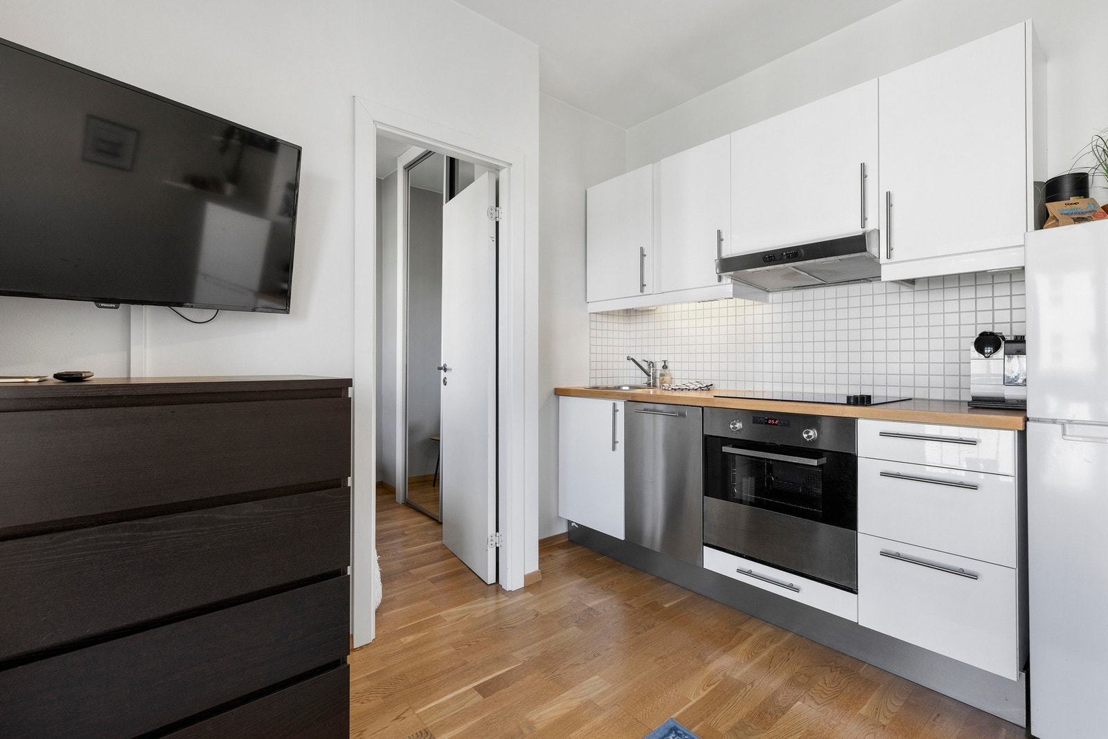 Det er integrerte hvitevarer som platetopp, stekeovn og oppvaskmaskin, samt plass til frittstående kjøl-/fryseskap. Galleribilde