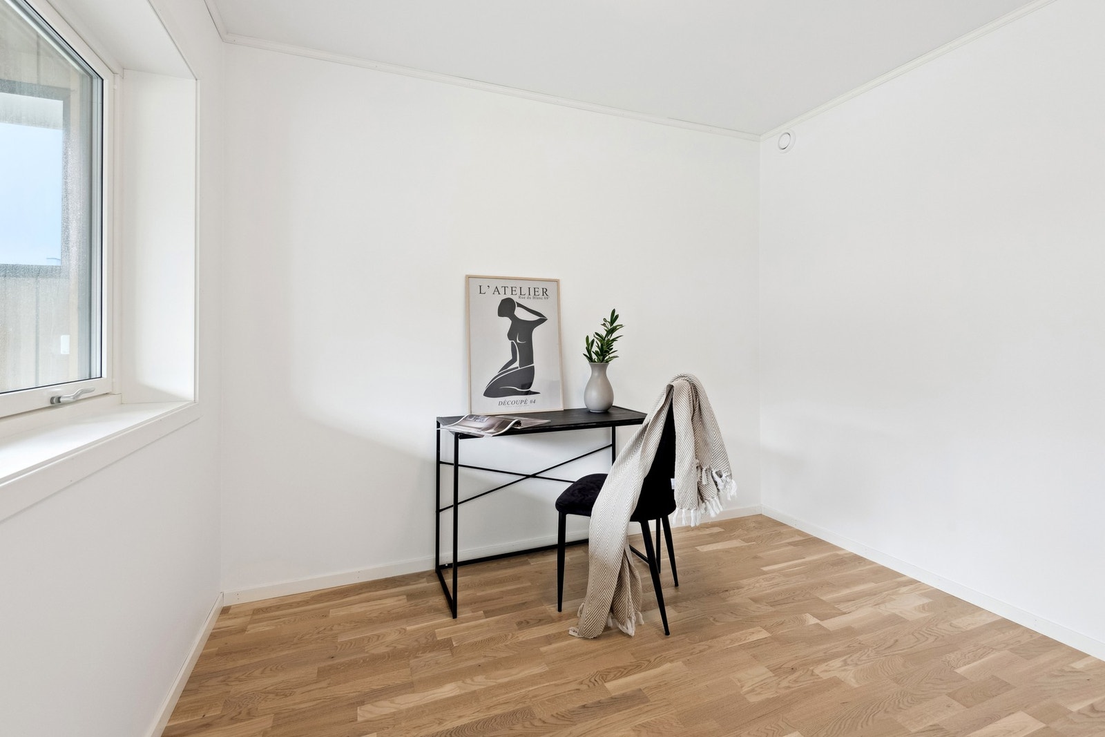 Soverom 2 er vendt mot vest, og ligger praktisk til rett ved stua. Det gjør rommet anvendelig om man skulle ha behov for kontor/hobbyrom/ekstra stue. Galleribilde