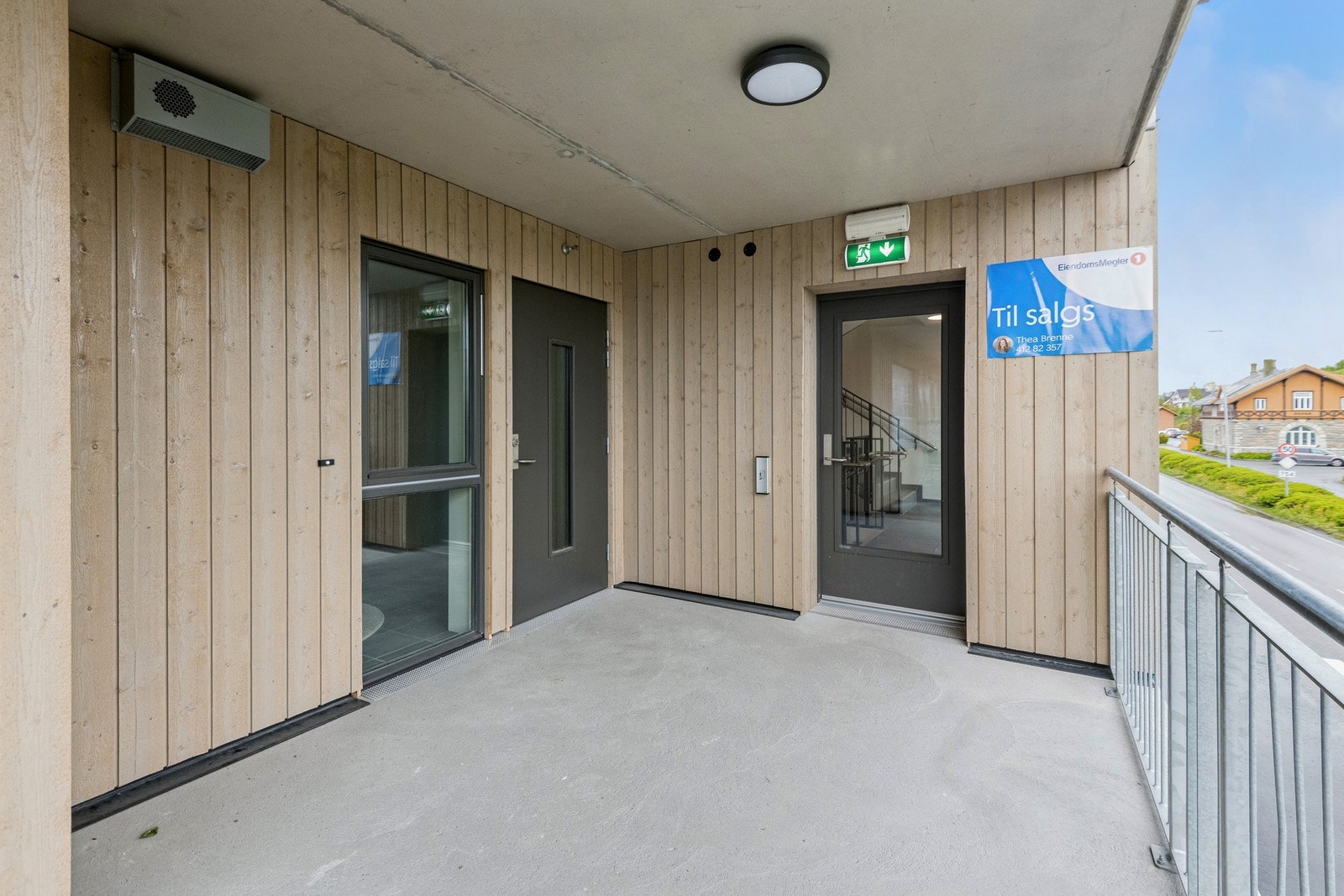 Takoverbygget inngangsparti mot formiddagssola. Leilighetsbygget ligger svært sentralt med Skogn jernbanestasjon rett over veien. Galleribilde